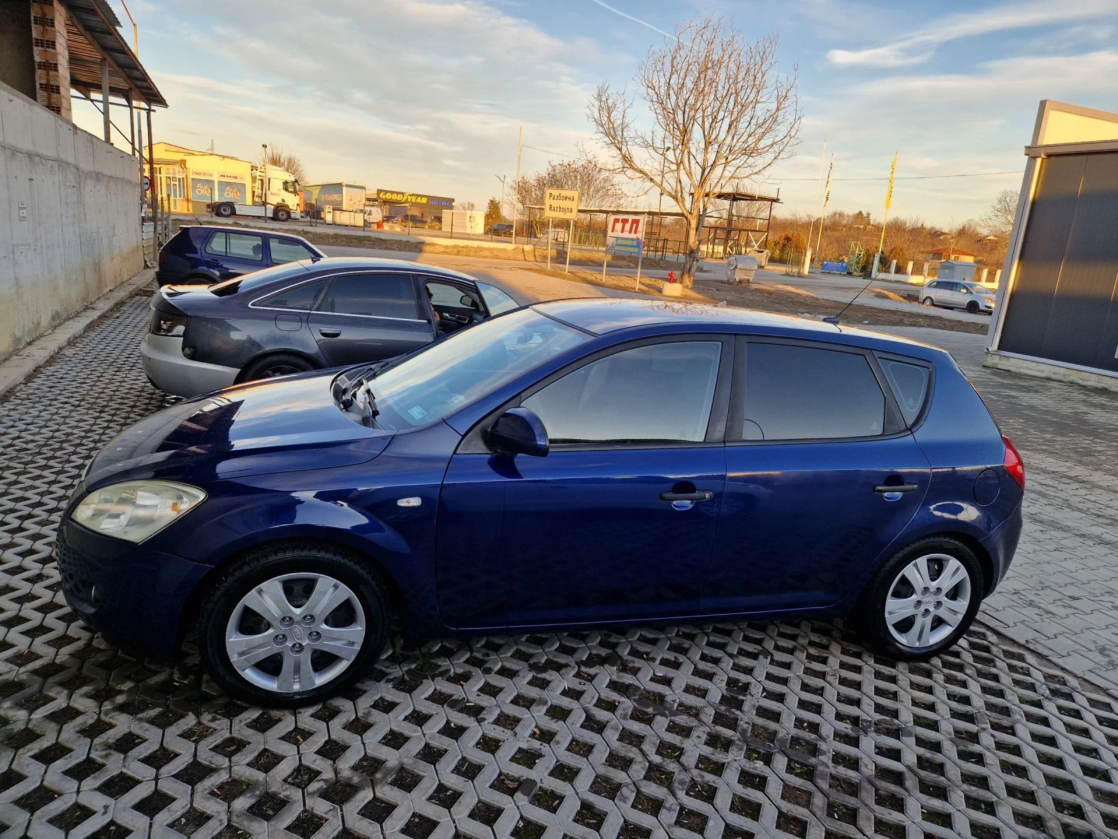 Kia Ceed 1.6 CRDI, снимка 3 - Автомобили и джипове - 53838735
