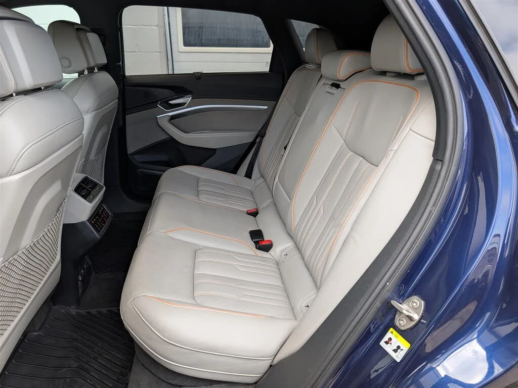 Audi E-Tron TECHNIK* QUATTRO* АвтоКредит* (ЦЕНА ДО БГ), снимка 14 - Автомобили и джипове - 54127972