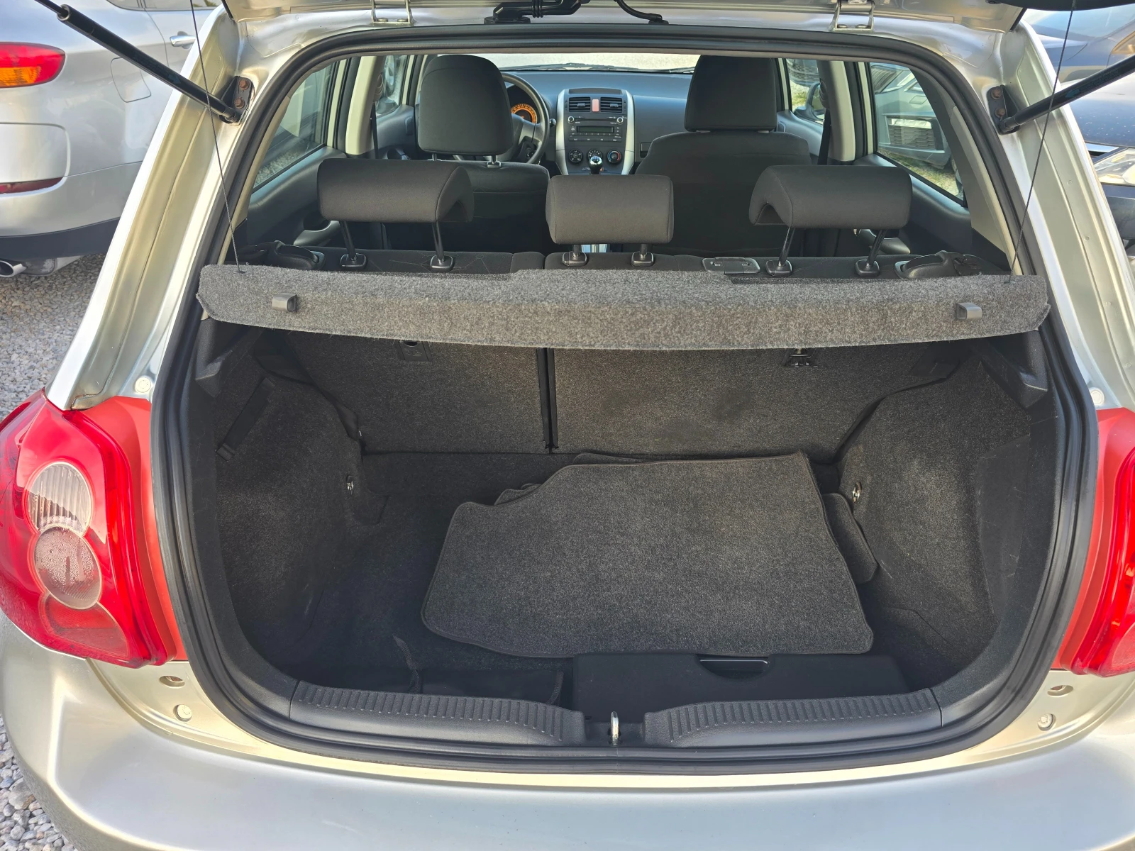 Toyota Auris 1.4VVTI /133000KM!!/, снимка 15 - Автомобили и джипове - 54195167