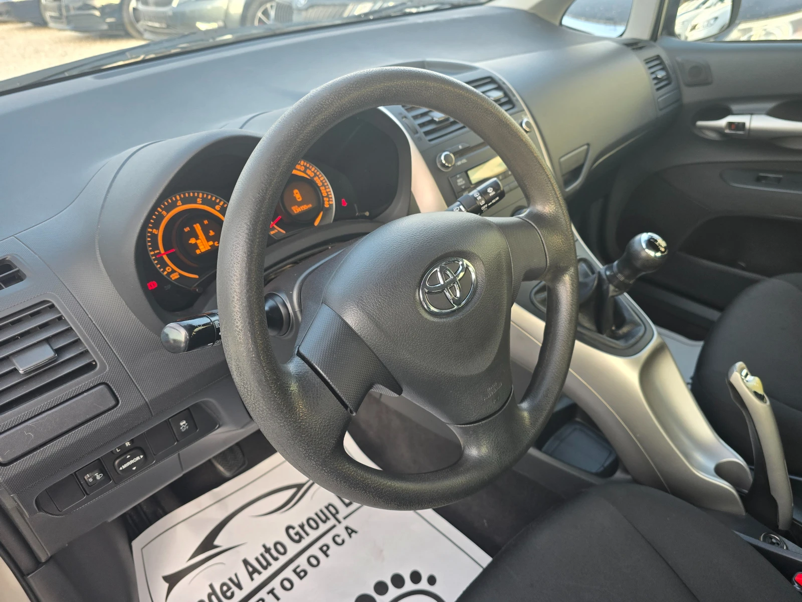 Toyota Auris 1.4VVTI /133000KM!!/, снимка 10 - Автомобили и джипове - 54195167