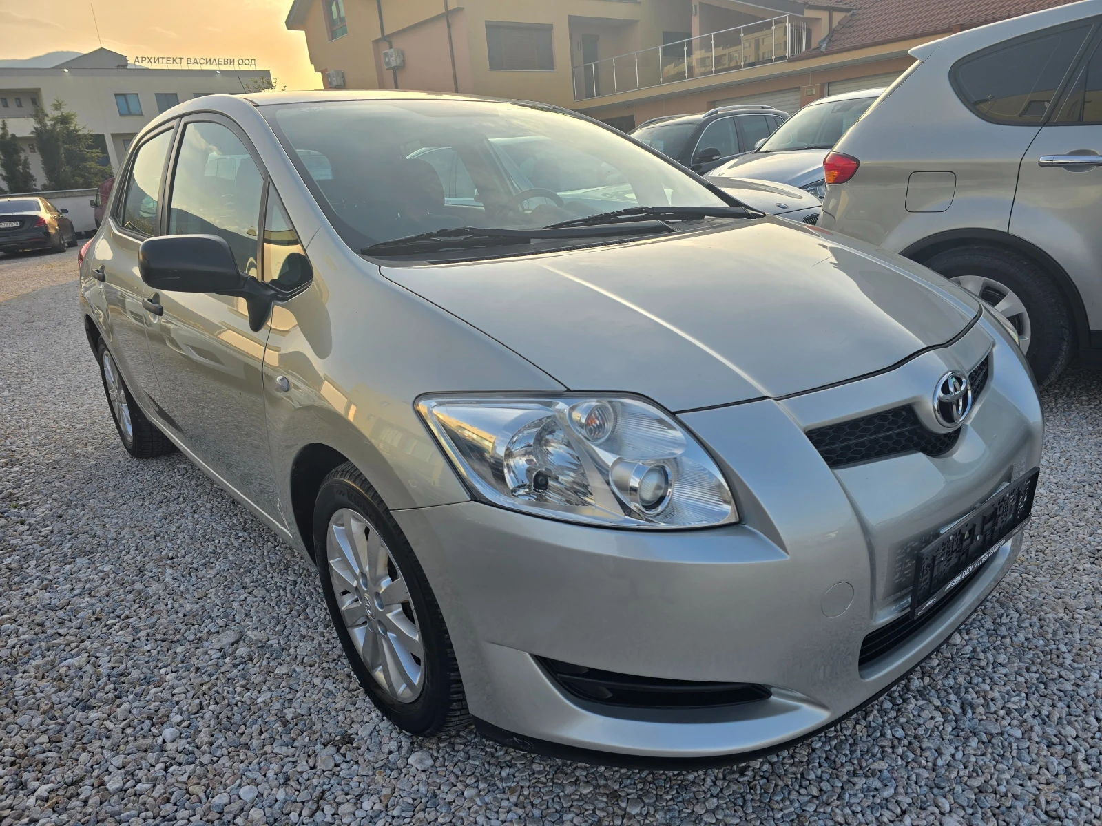 Toyota Auris 1.4VVTI /133000KM!!/, снимка 5 - Автомобили и джипове - 54195167