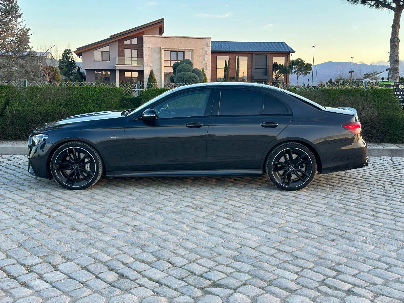 Mercedes-Benz E 63 AMG PANO* DISTR* BURMESTER* 4MATIC* 360 * MB APPROVED*, снимка 8 - Автомобили и джипове - 54197186