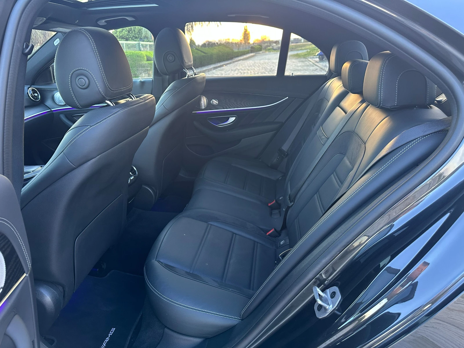 Mercedes-Benz E 63 AMG PANO* DISTR* BURMESTER* 4MATIC* 360 * MB APPROVED*, снимка 17 - Автомобили и джипове - 54197186