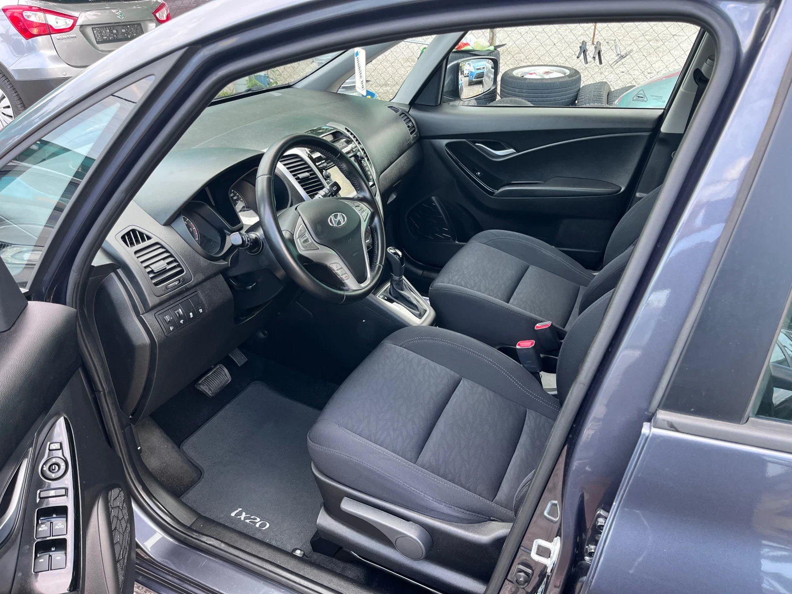Hyundai Ix20 1.6 Бензин АВТОМАТ, снимка 9 - Автомобили и джипове - 54774997