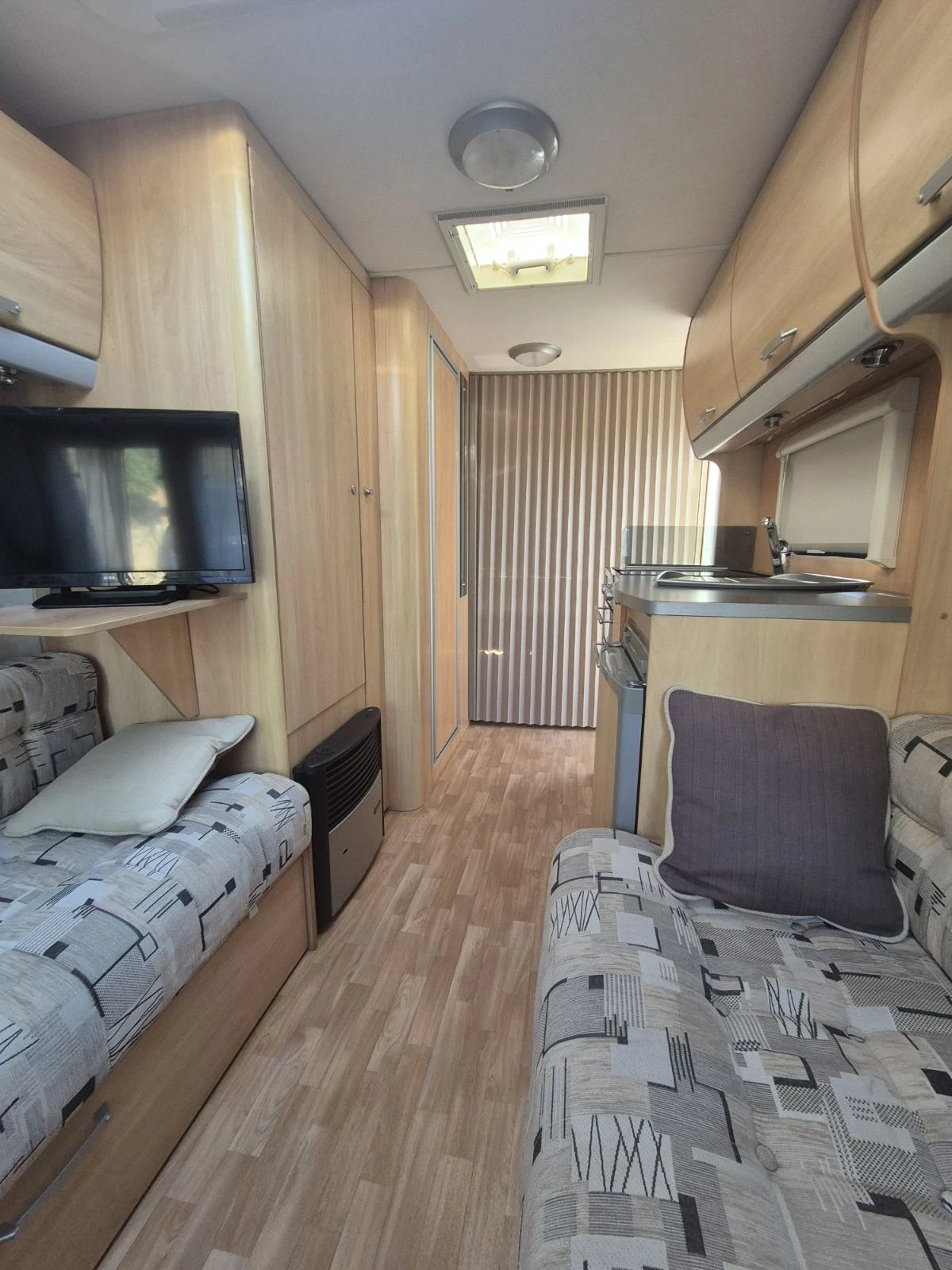 Каравана Swift Sterling Europa 500, снимка 7 - Каравани и кемпери - 54071675