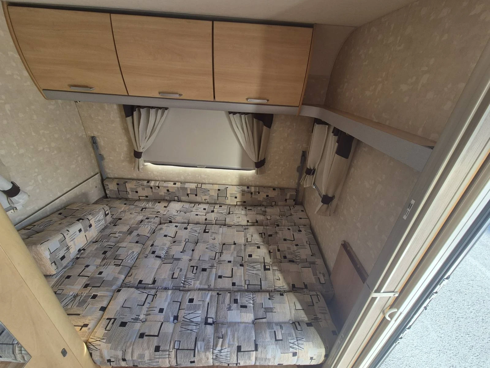 Каравана Swift Sterling Europa 500, снимка 9 - Каравани и кемпери - 54071675