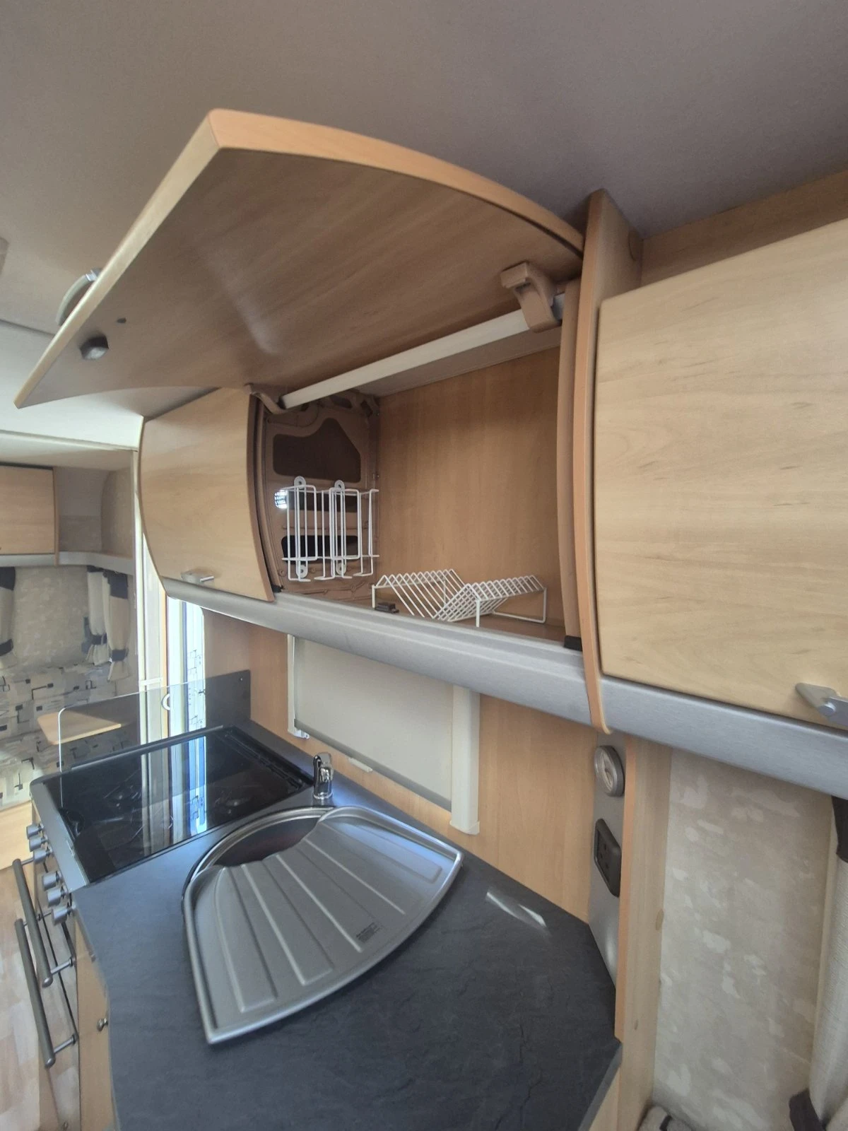 Каравана Swift Sterling Europa 500, снимка 11 - Каравани и кемпери - 54071675