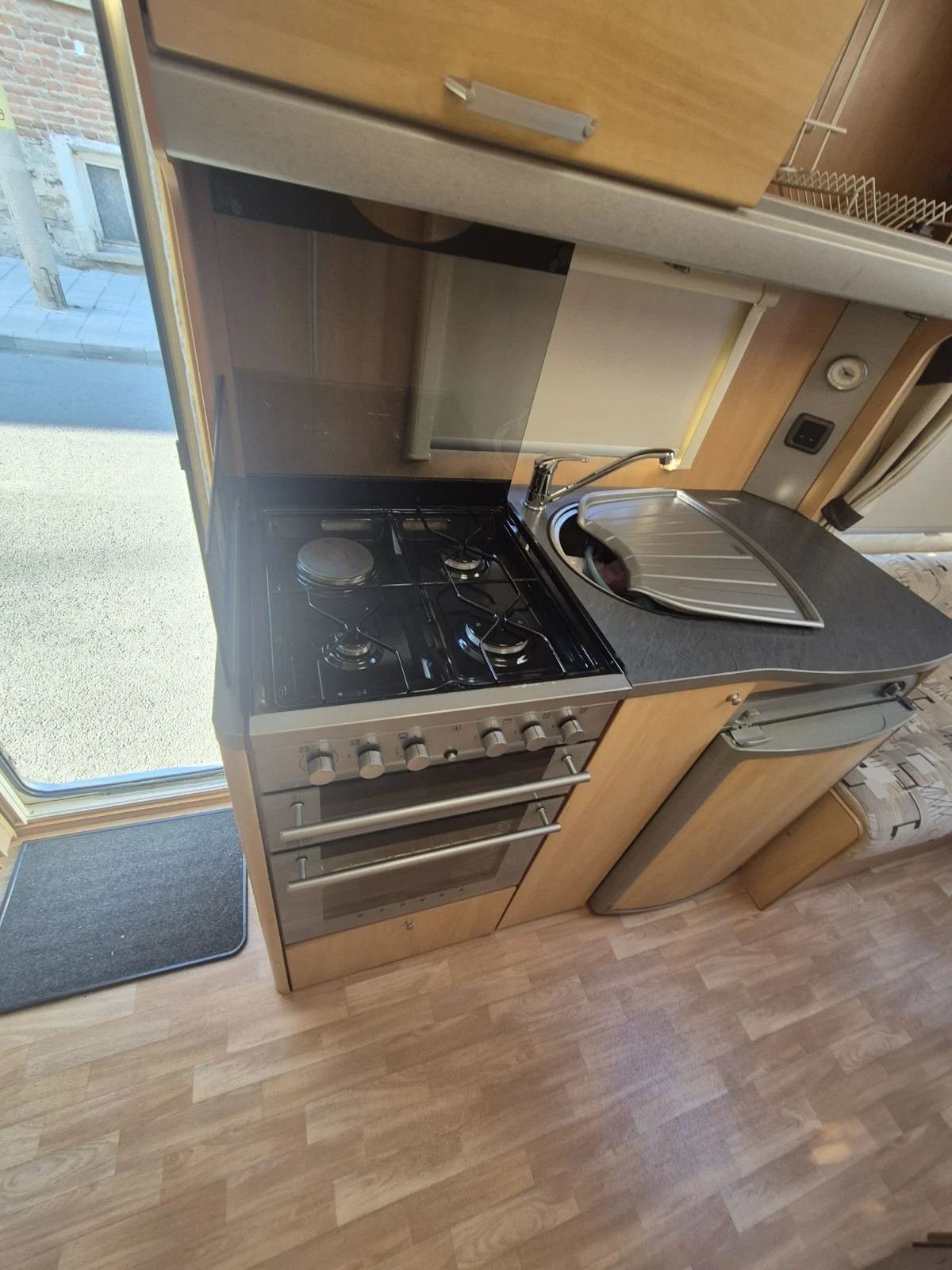 Каравана Swift Sterling Europa 500, снимка 12 - Каравани и кемпери - 54071675