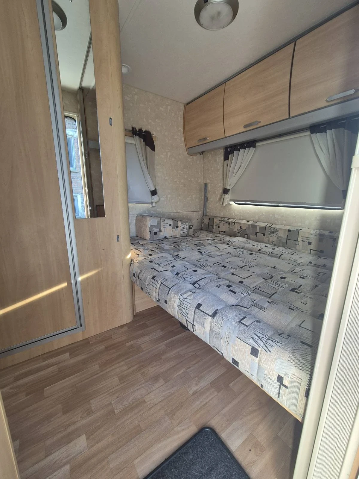 Каравана Swift Sterling Europa 500, снимка 14 - Каравани и кемпери - 54071675