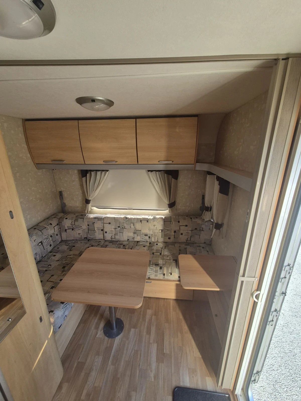 Каравана Swift Sterling Europa 500, снимка 8 - Каравани и кемпери - 54071675