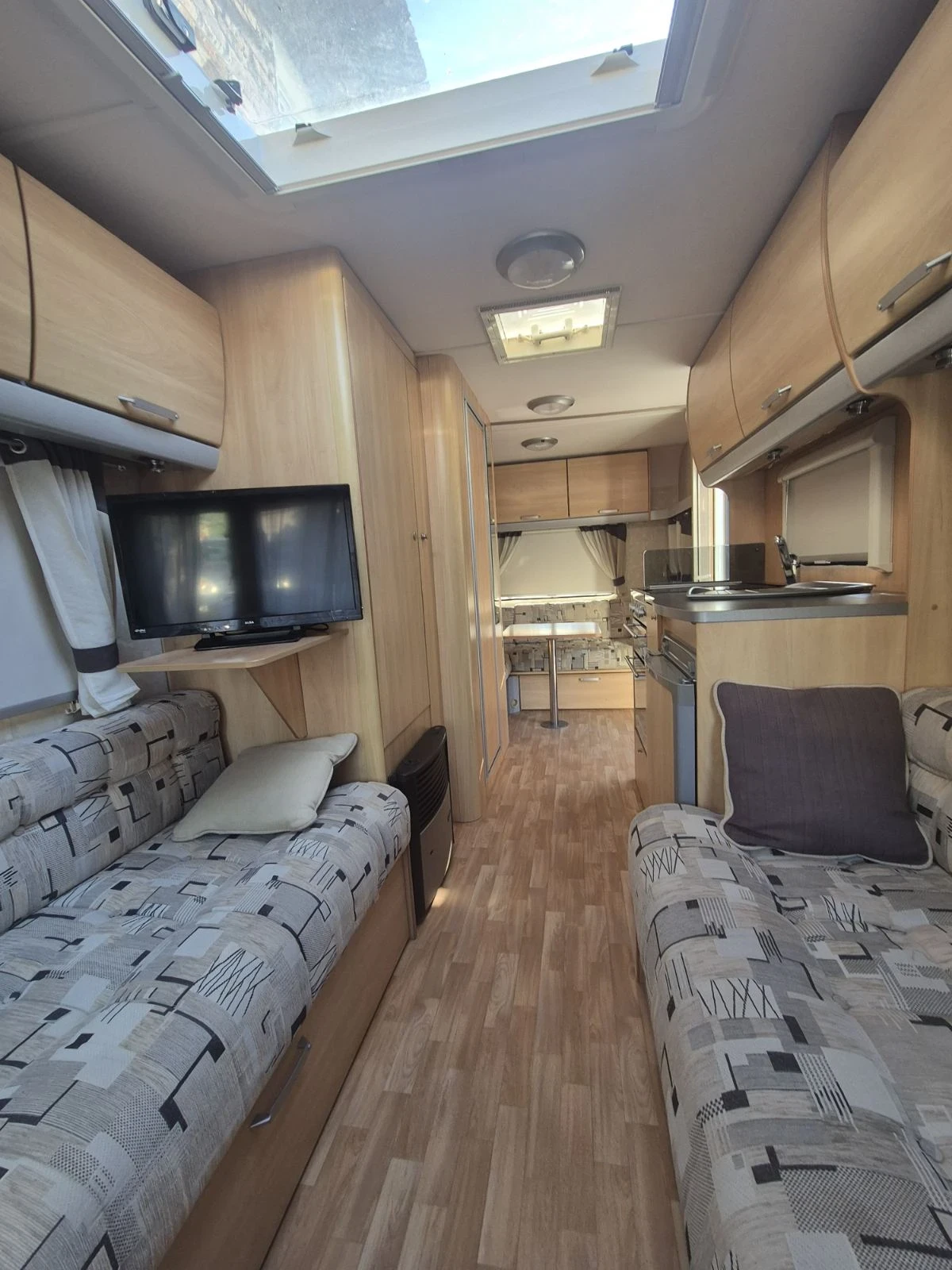 Каравана Swift Sterling Europa 500, снимка 6 - Каравани и кемпери - 54071675