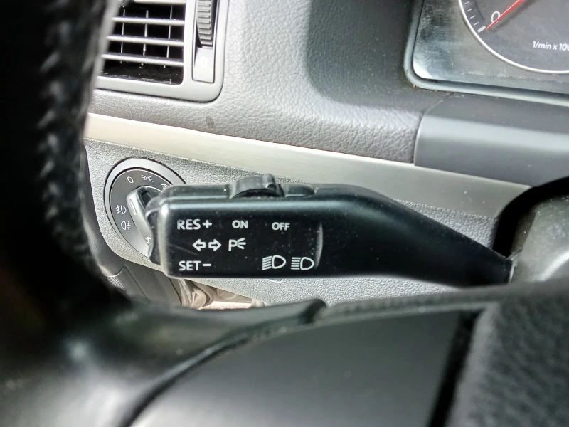 VW Touran 2.0 TDI-BMM-140k.c.- 6 СКОРОСТИ, снимка 14 - Автомобили и джипове - 50619127