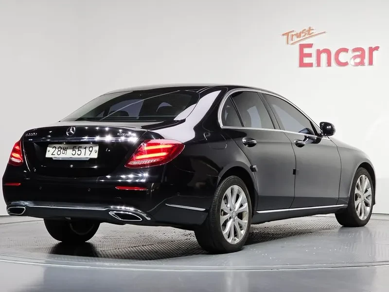 Mercedes-Benz E 220 D 4MATIC EXCLUSIVE, снимка 2 - Автомобили и джипове - 55008058