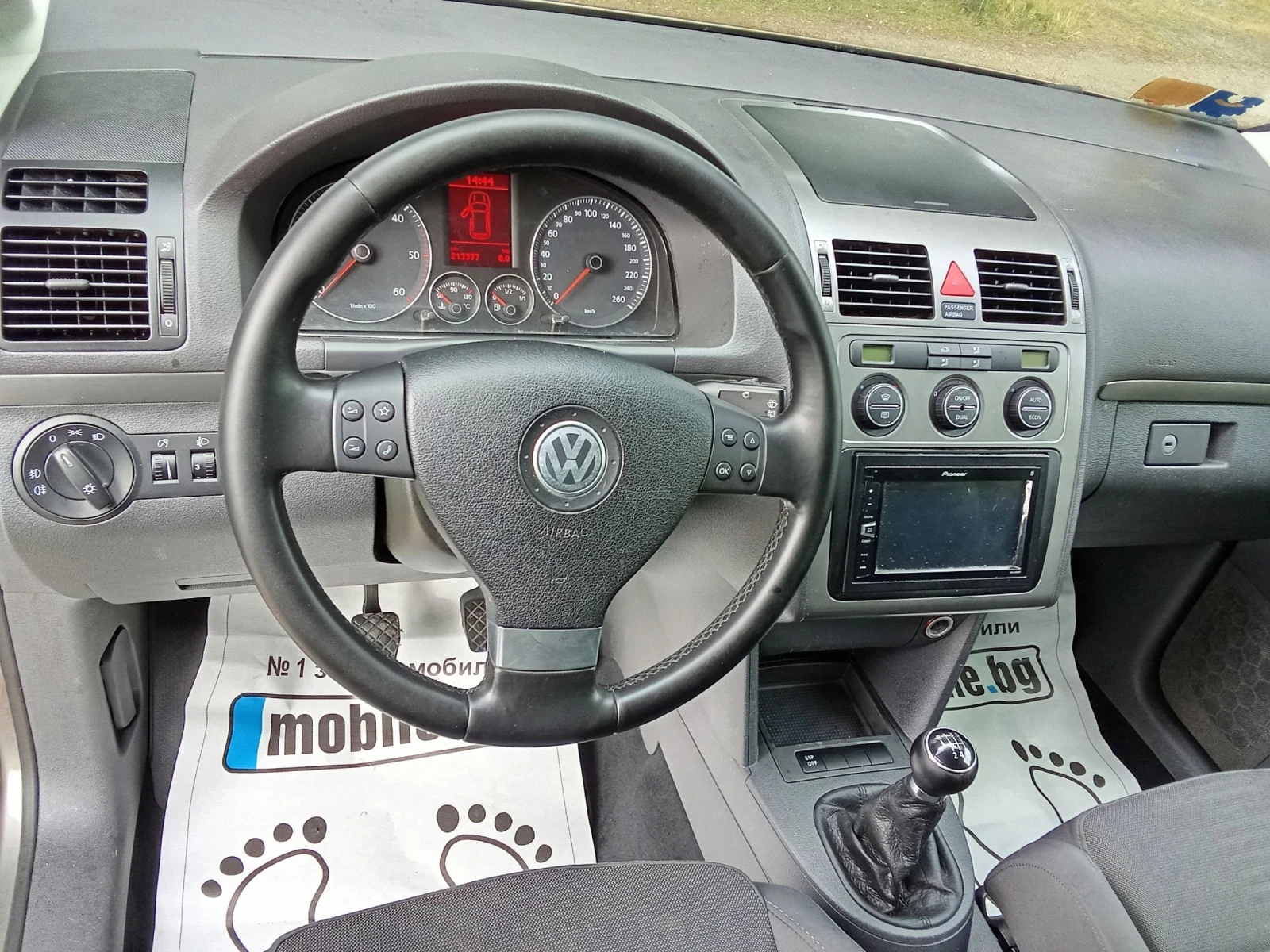 VW Touran 2.0 TDI-BMM-140k.c.- 6 СКОРОСТИ | Mobile.bg — изображение 13