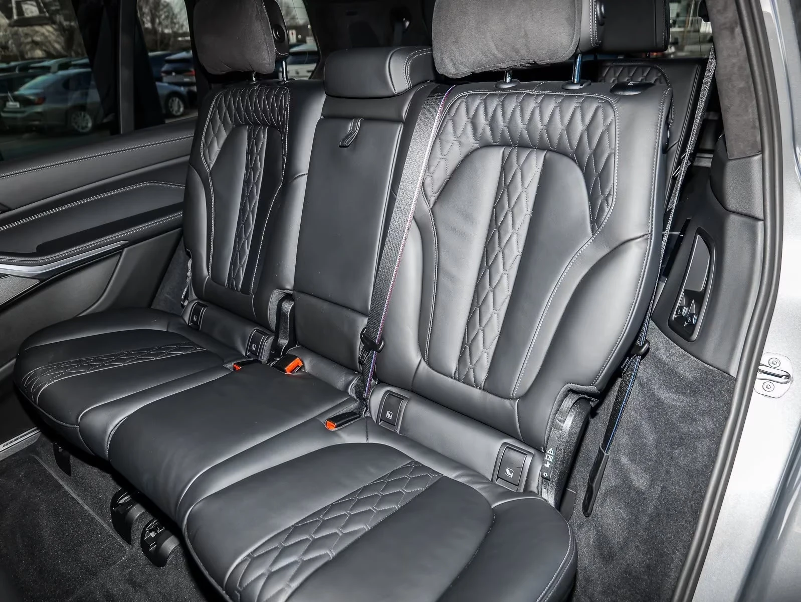 BMW X7 xDrive40d/352HP/M-SPORT/PANO/HUD/360/H&K/MEMO/531q, снимка 13 - Автомобили и джипове - 55404810
