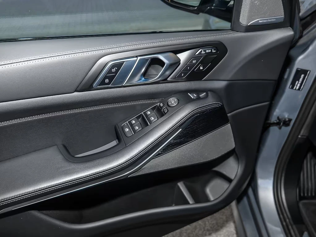 BMW X7 xDrive40d/352HP/M-SPORT/PANO/HUD/360/H&K/MEMO/531q, снимка 11 - Автомобили и джипове - 55404810