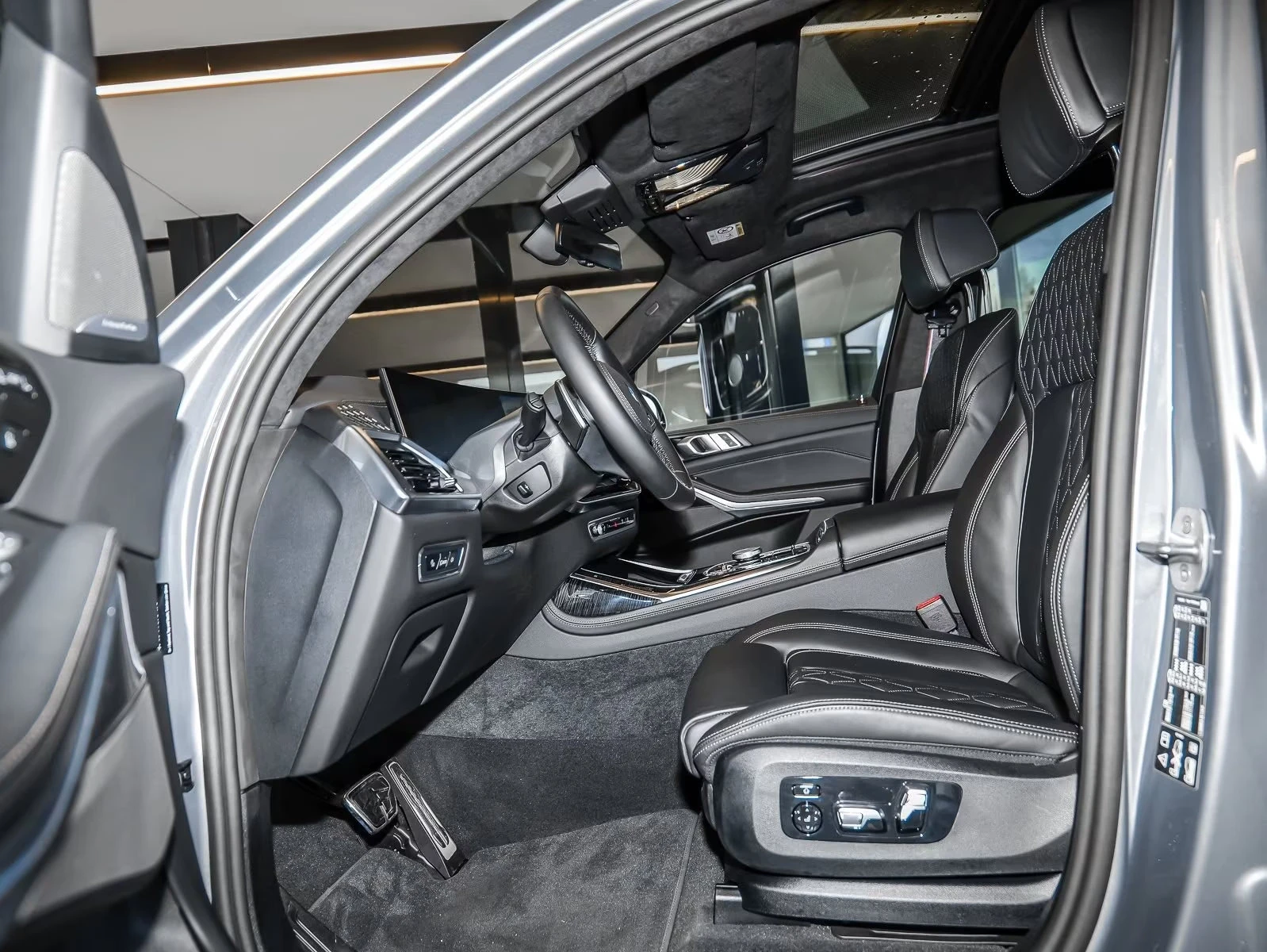 BMW X7 xDrive40d/352HP/M-SPORT/PANO/HUD/360/H&K/MEMO/531q, снимка 6 - Автомобили и джипове - 55404810