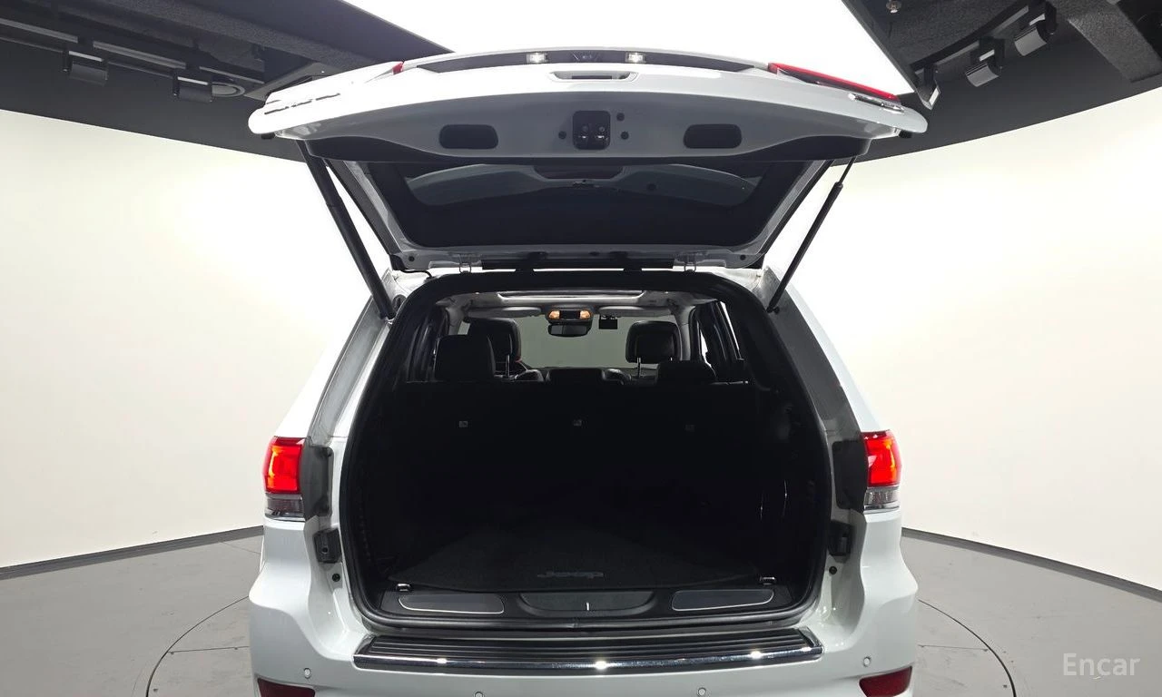 Jeep Grand cherokee 3.6* V6* 8ZF* SUMMIT* ДИСТРОНИК* ОБДУХВАНЕ* LANE* , снимка 16 - Автомобили и джипове - 55522431