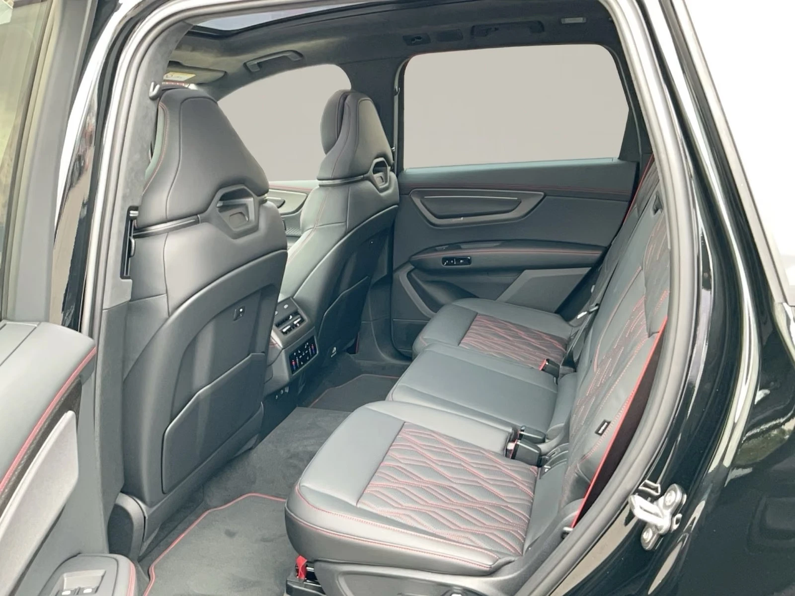 Audi Q7 TDI * NEW 2026* S-LINE BLACK-PACK B&O PANO 7МЕСТЕ, снимка 10 - Автомобили и джипове - 55779992