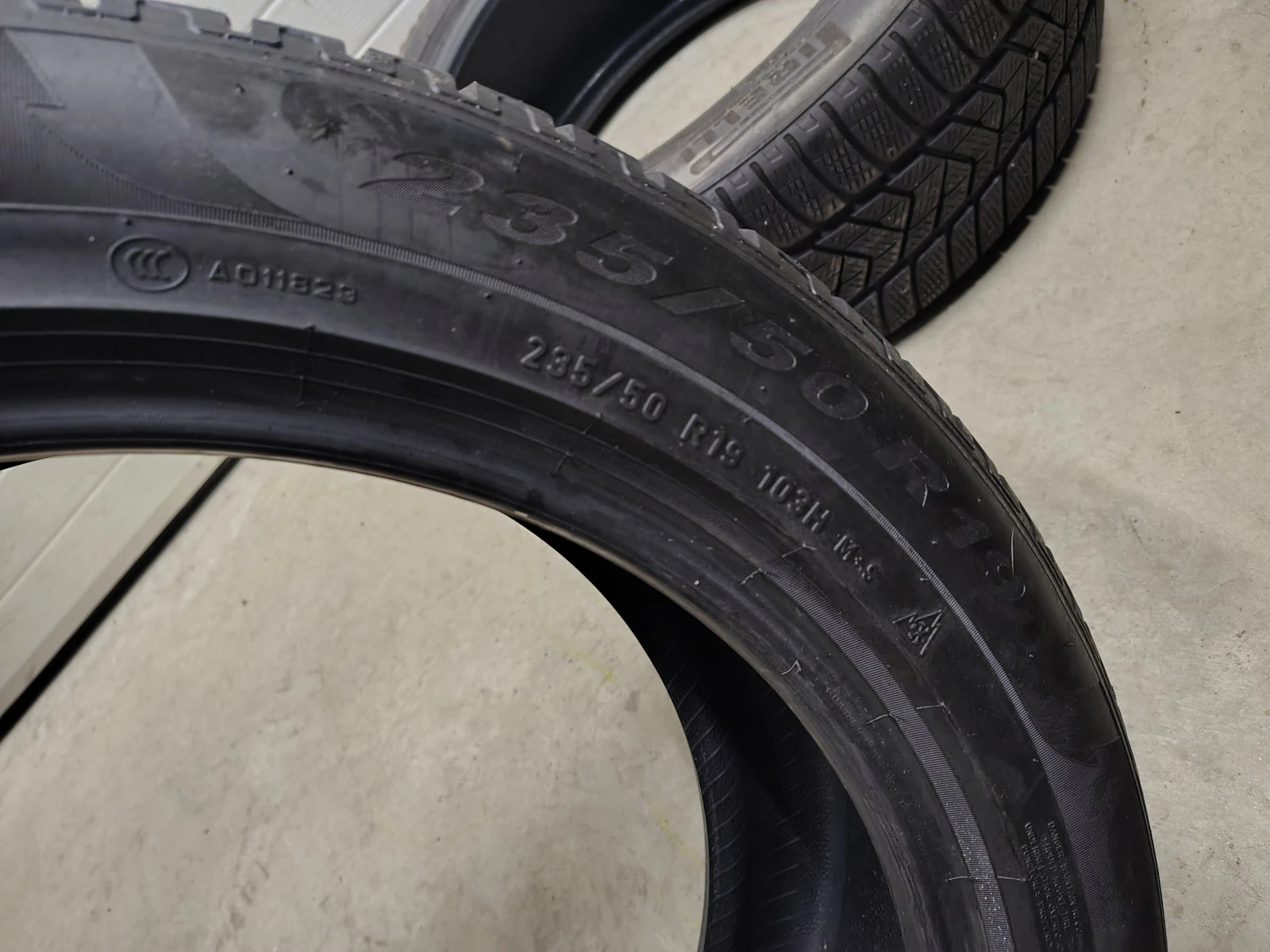 Гуми Зимни 235/50R19, снимка 5 - Гуми и джанти - 55835265