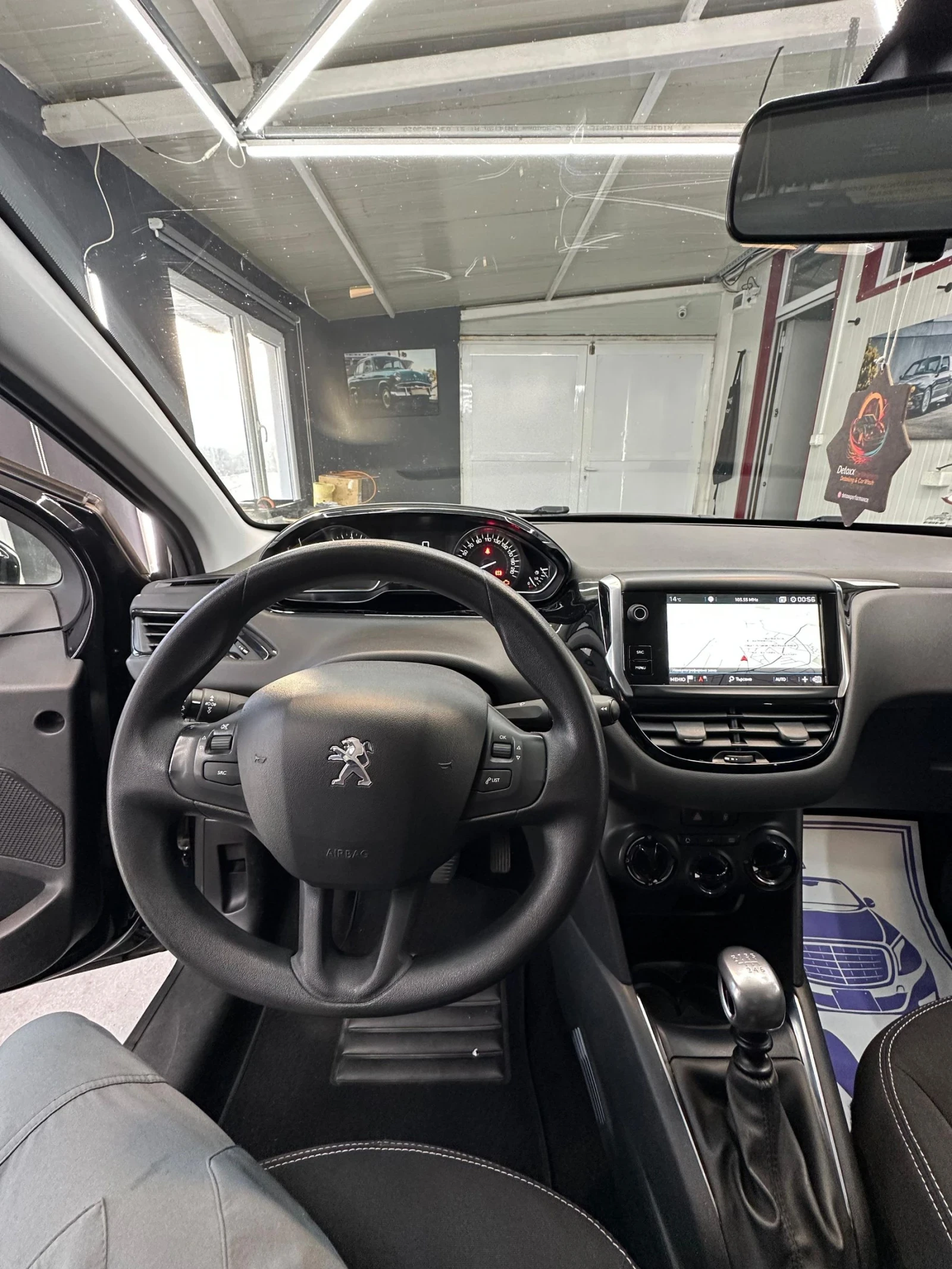 Peugeot 208, снимка 11 - Автомобили и джипове - 54363072