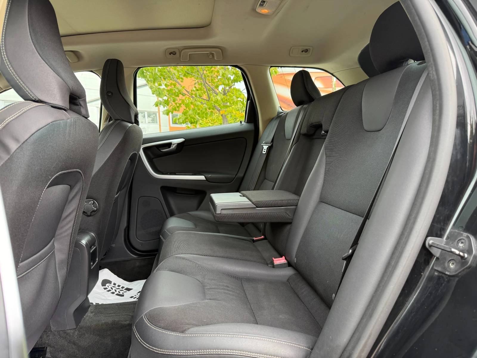 Volvo XC60 2.4d 163 к.с.  - изображение 9