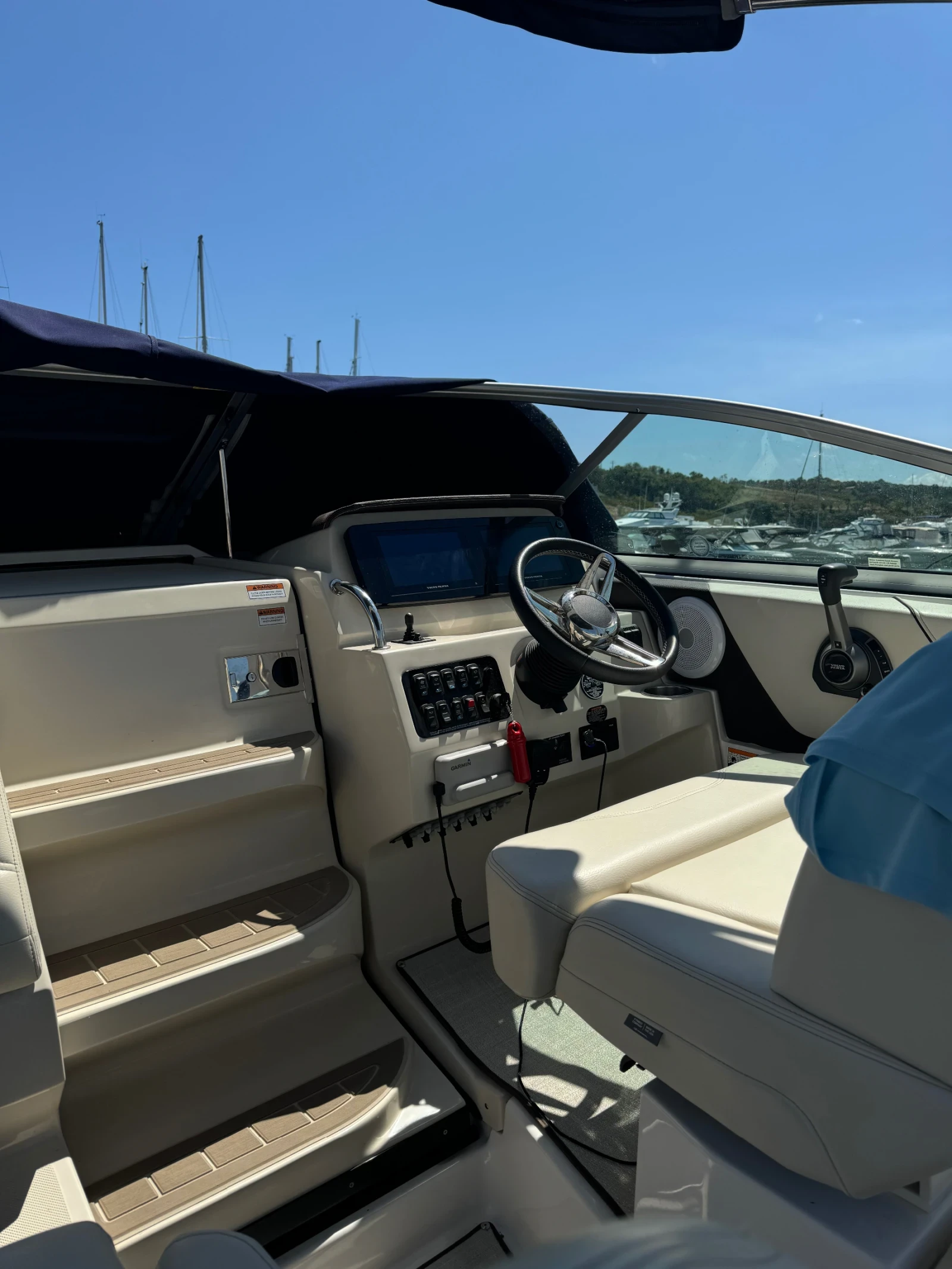Моторна яхта Regal 26 Express, снимка 9 - Воден транспорт - 55411108