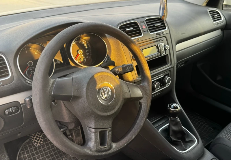 VW Golf 1.6 TDI, снимка 3 - Автомобили и джипове - 47149645