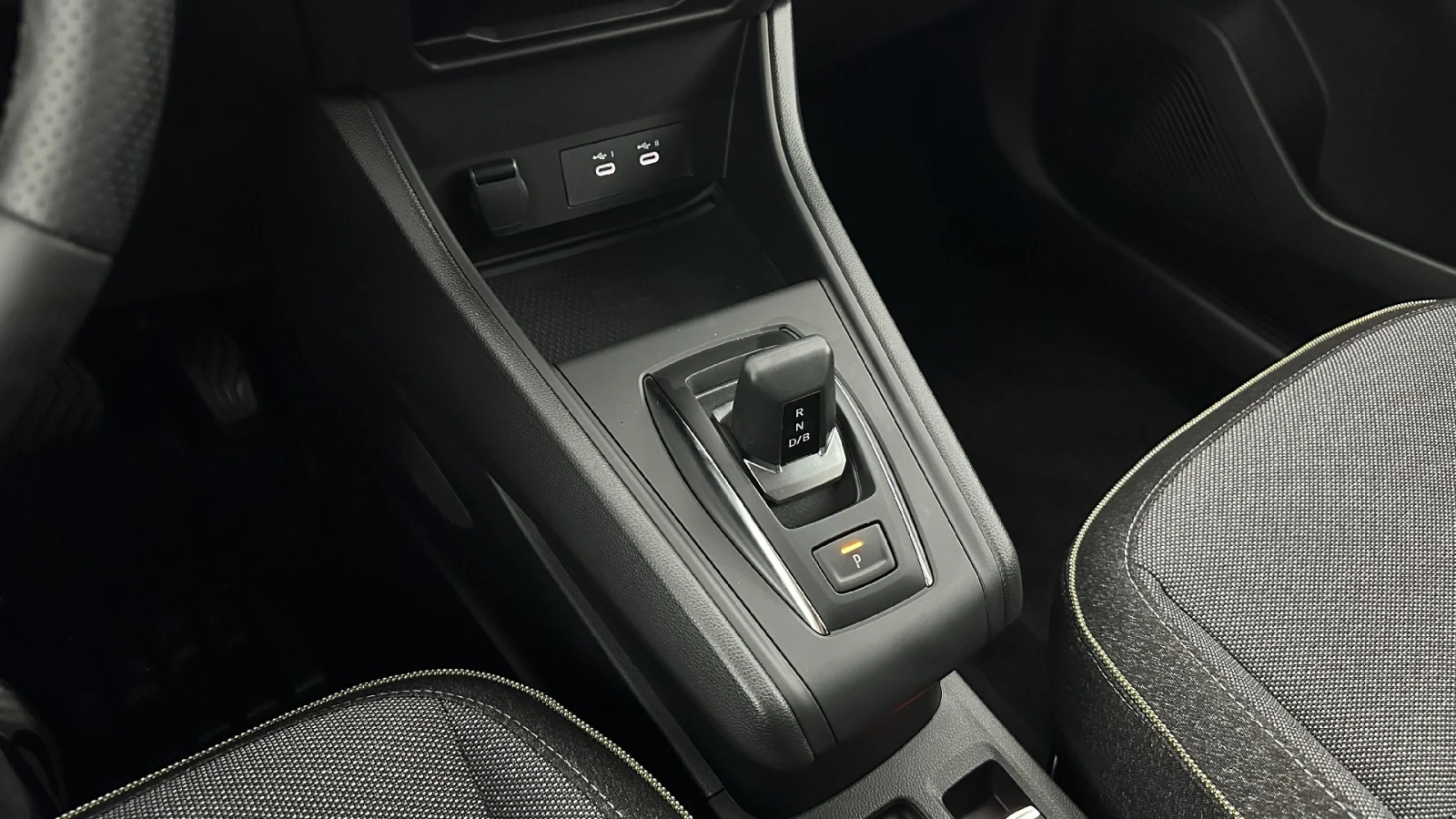 Renault Captur 1.6 Techno - Hybrid , снимка 15 - Автомобили и джипове - 54357491