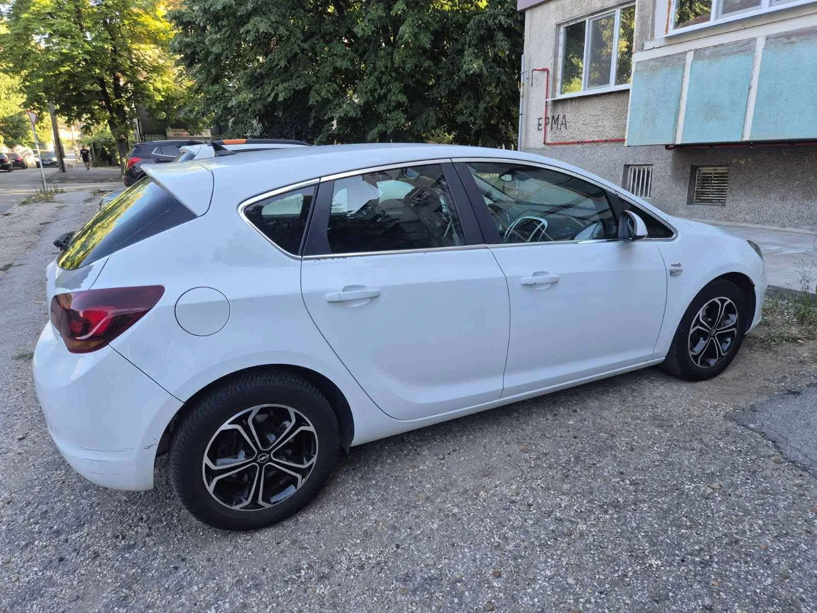 Opel Astra J, снимка 2 - Автомобили и джипове - 55316252
