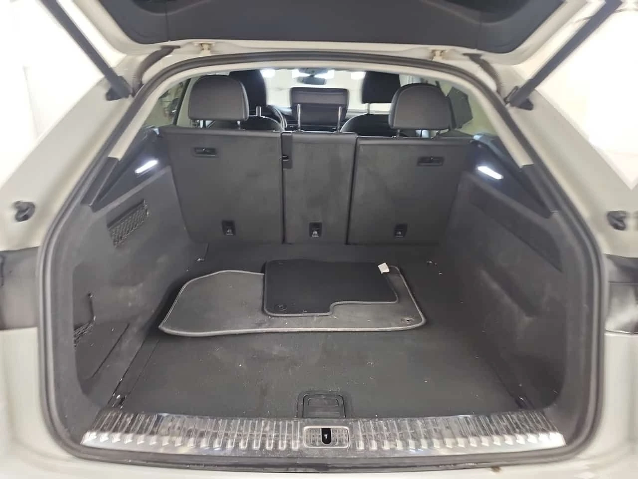 Audi Q8 * PROGRESSIV * CARFAX * ЦЕНА ДО БГ, снимка 15 - Автомобили и джипове - 54265439