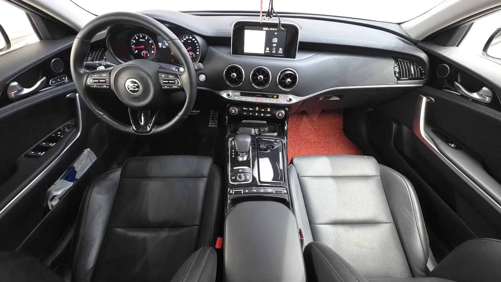 Kia Stinger 2.0* ЛЮК* KEYLESS* ПОДГРЕВ ВОЛАН* , снимка 16 - Автомобили и джипове - 55370570