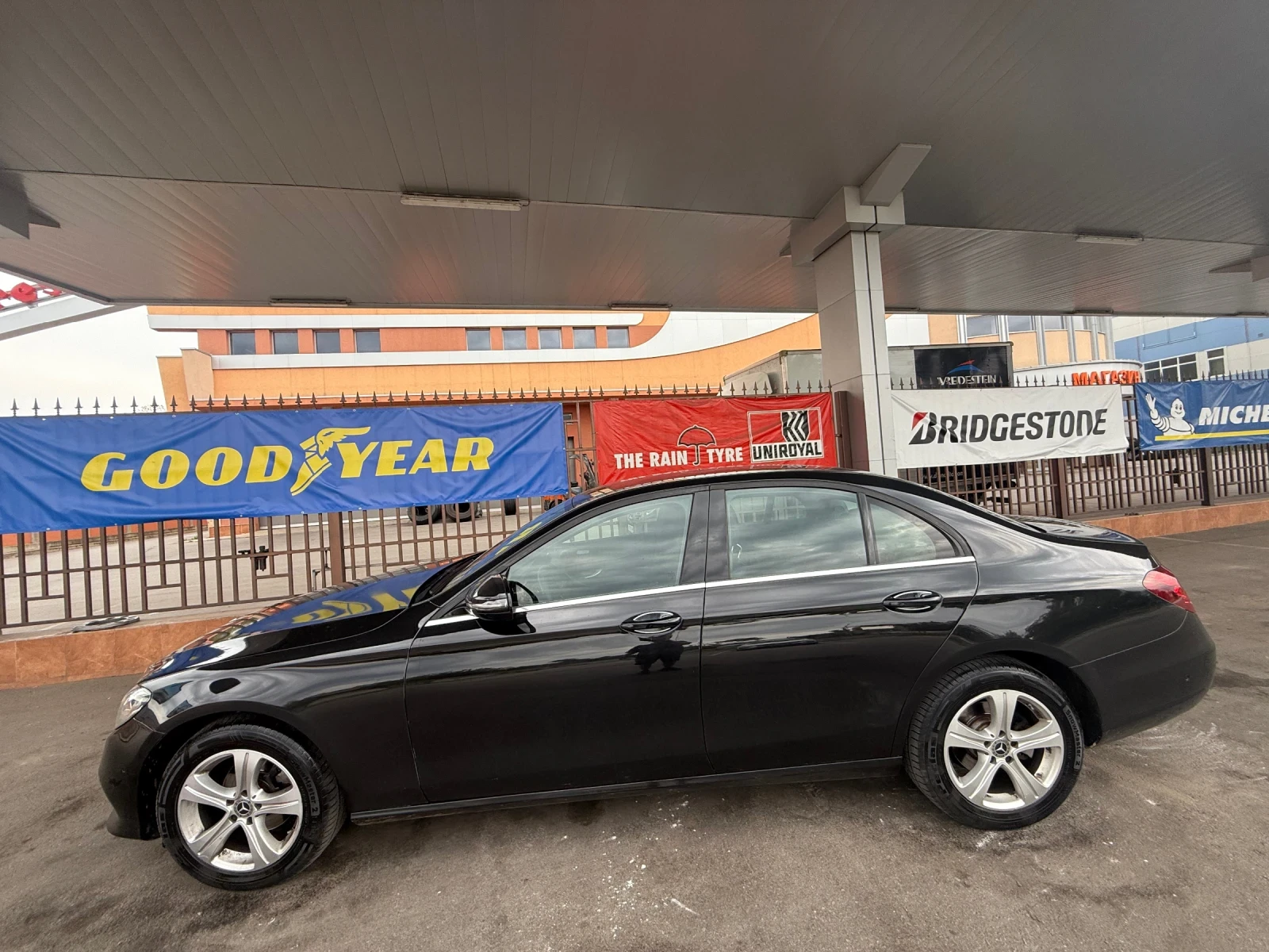 Mercedes-Benz E 220 AMG* 9G* Кожа* Камера, снимка 3 - Автомобили и джипове - 54743495