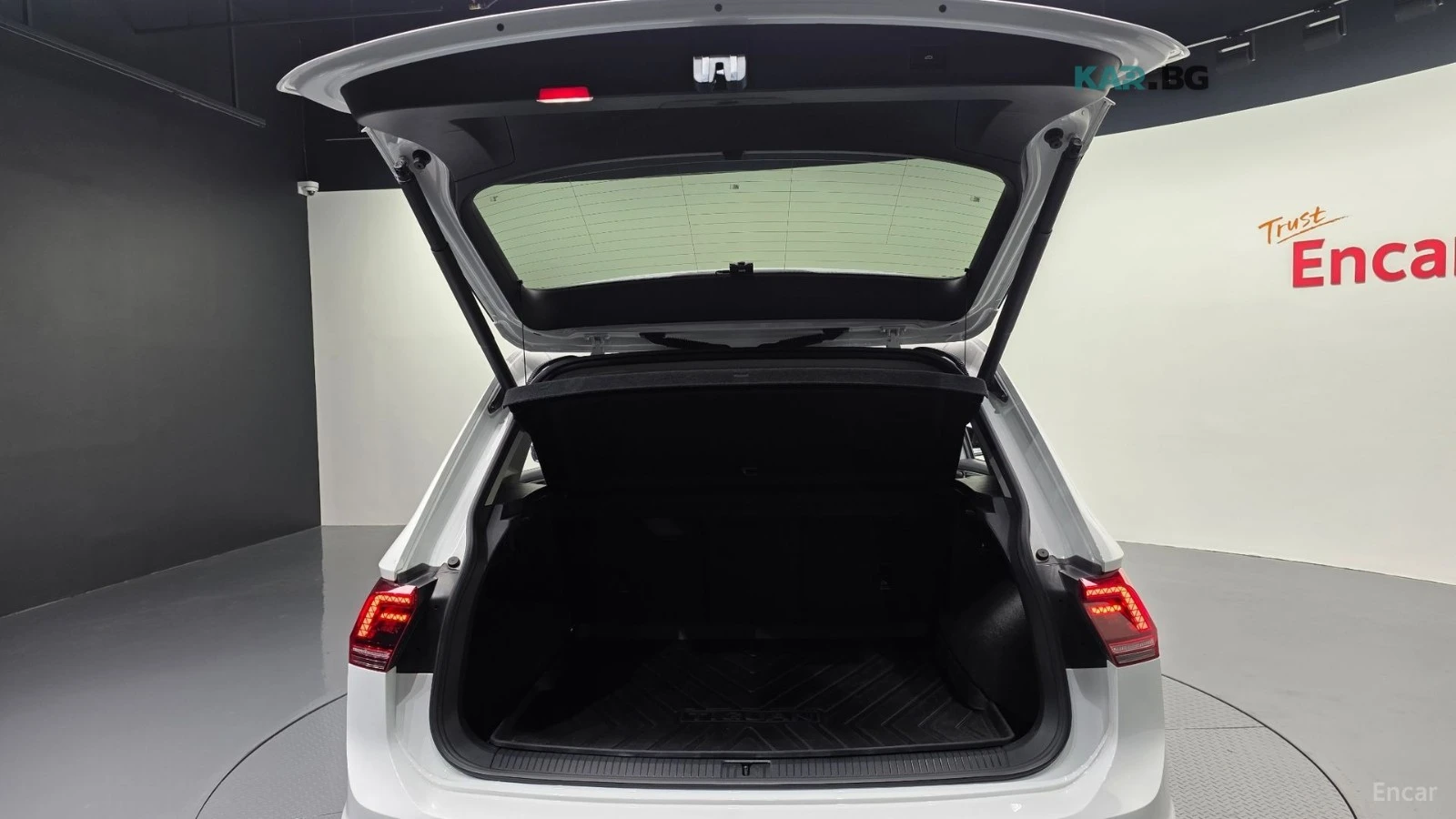 VW Tiguan 2.0 TDI PREMIUM* КОЖА* ПОДГРЕВ* КАМЕРА, снимка 17 - Автомобили и джипове - 55296414