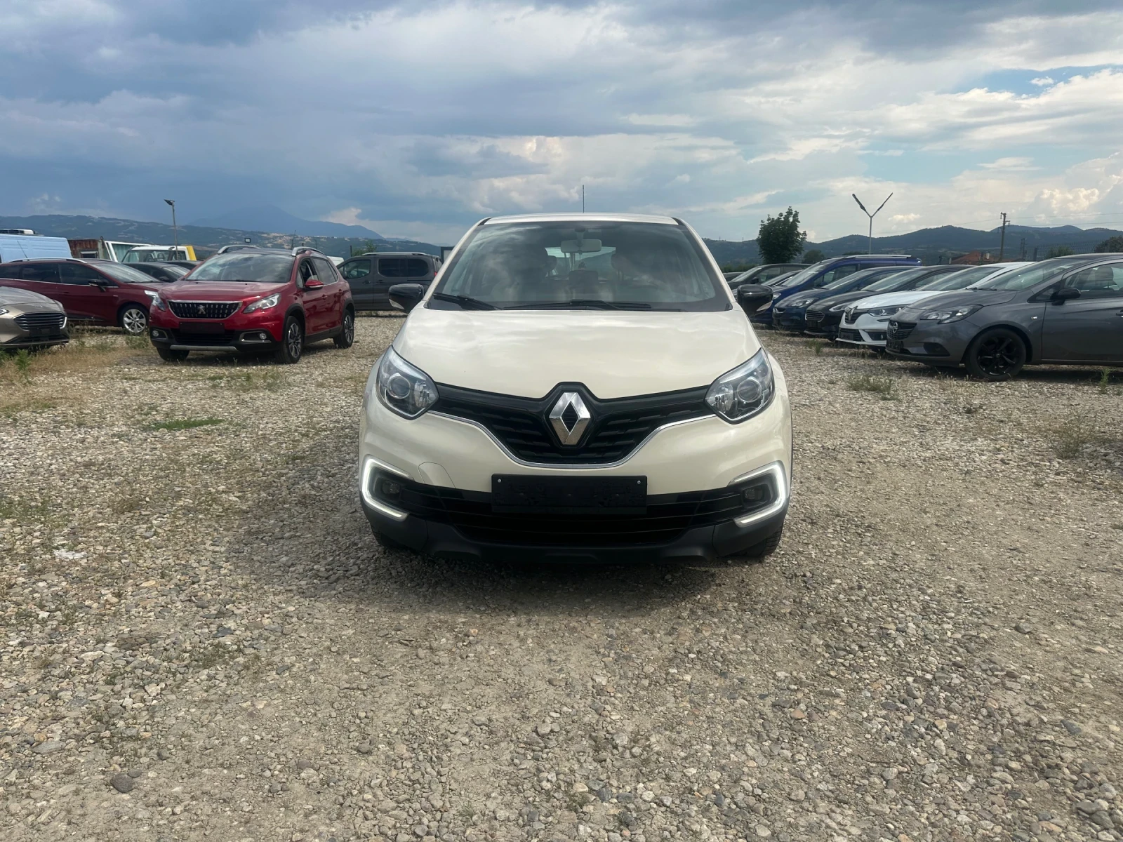 Renault Captur, снимка 3 - Автомобили и джипове - 55062469