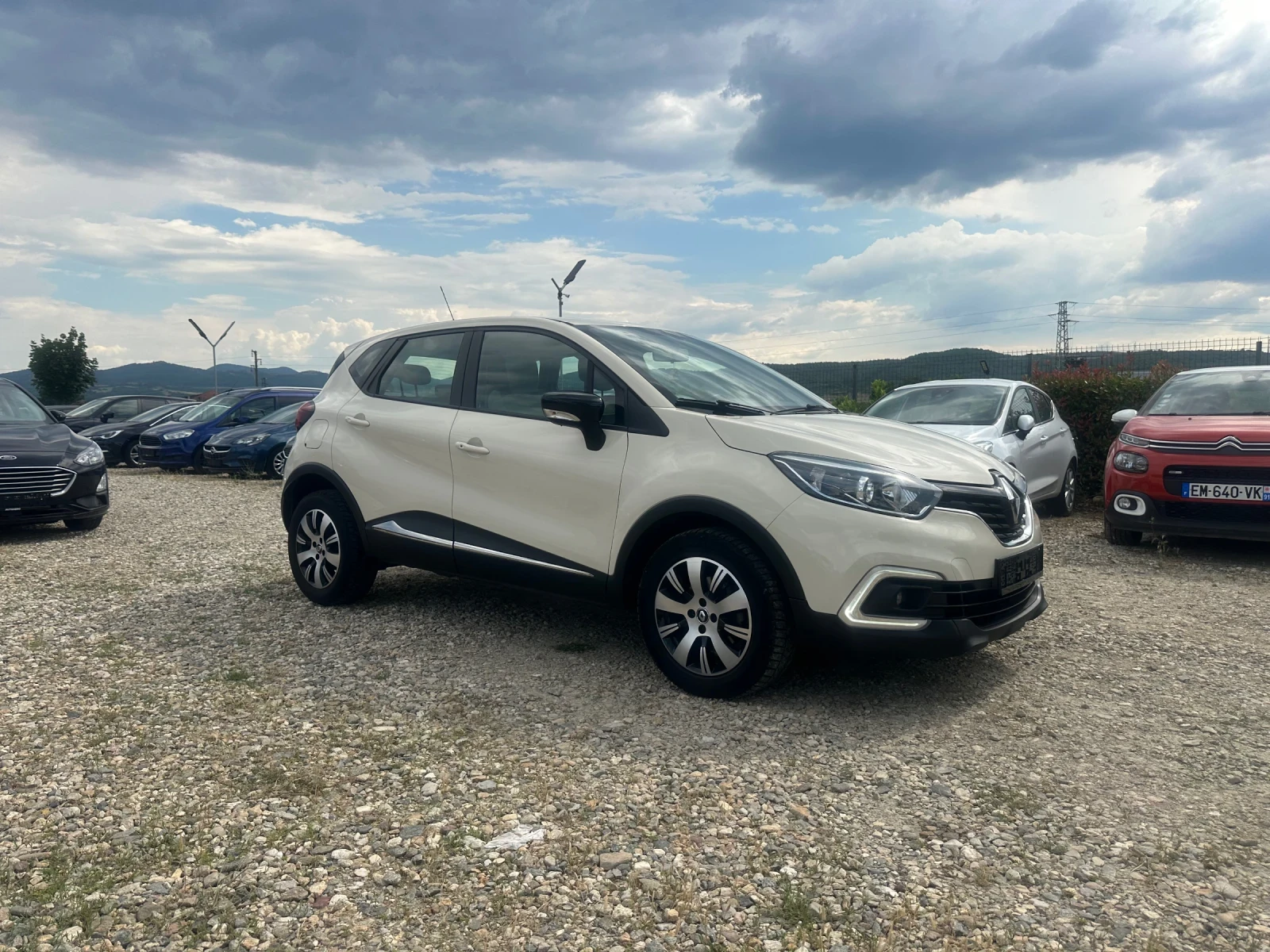 Renault Captur, снимка 2 - Автомобили и джипове - 55062469
