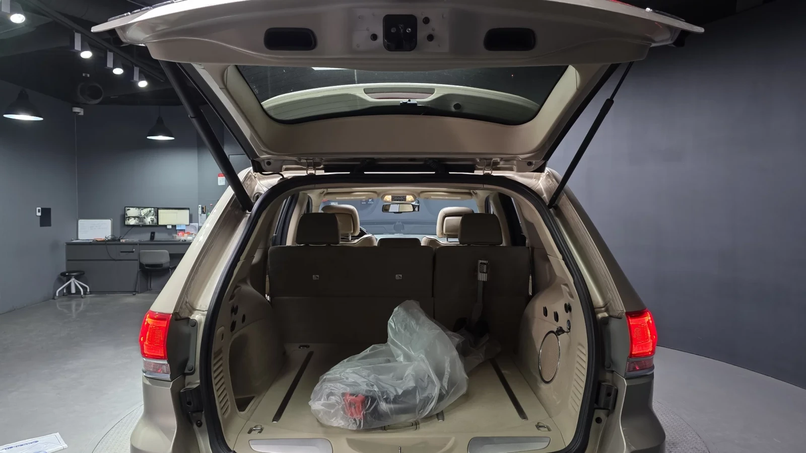 Jeep Grand cherokee OVERLAND / ОБДУХ / ПОДГРЕВИ / ПАНОРАМА, снимка 17 - Автомобили и джипове - 54060419