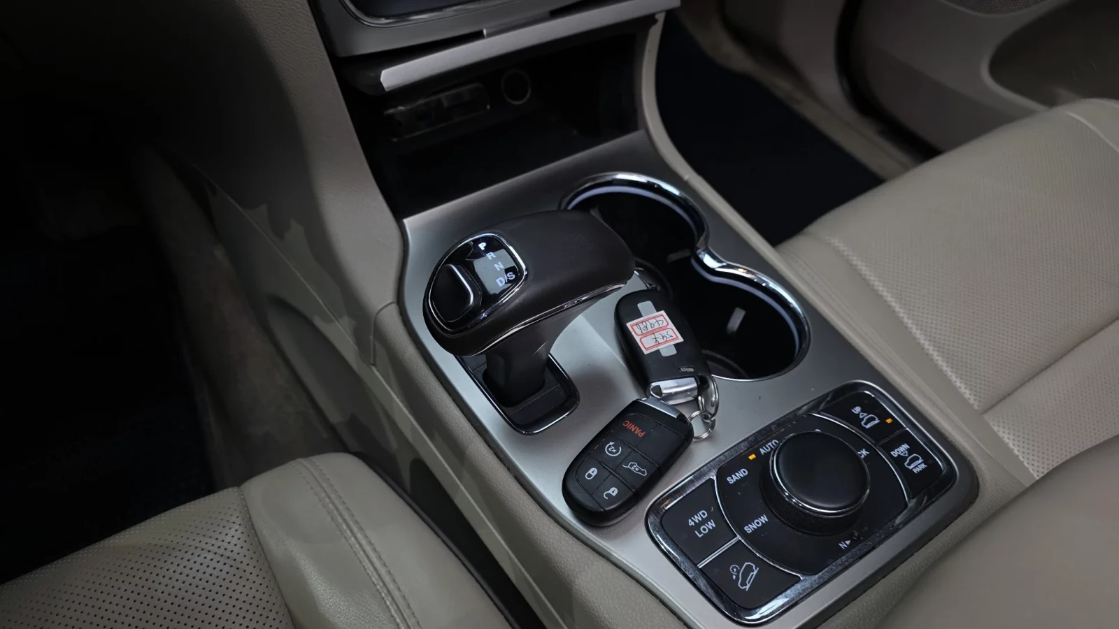 Jeep Grand cherokee OVERLAND / ОБДУХ / ПОДГРЕВИ / ПАНОРАМА, снимка 13 - Автомобили и джипове - 54060419