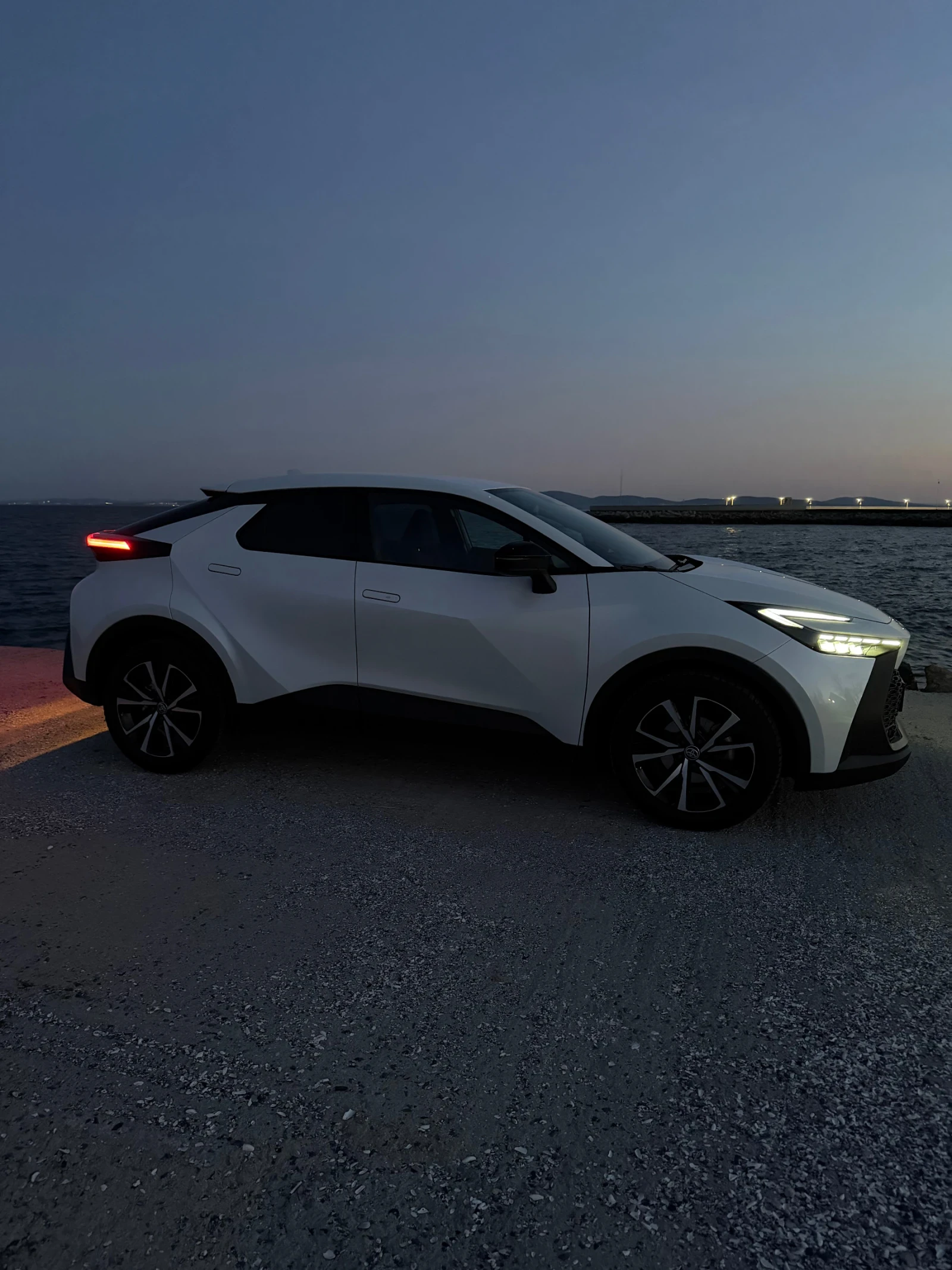 Toyota C-HR Toyota CH-R 1.8 HEV E-CVT CLUB FWD   | Mobile.bg � ����������� 4