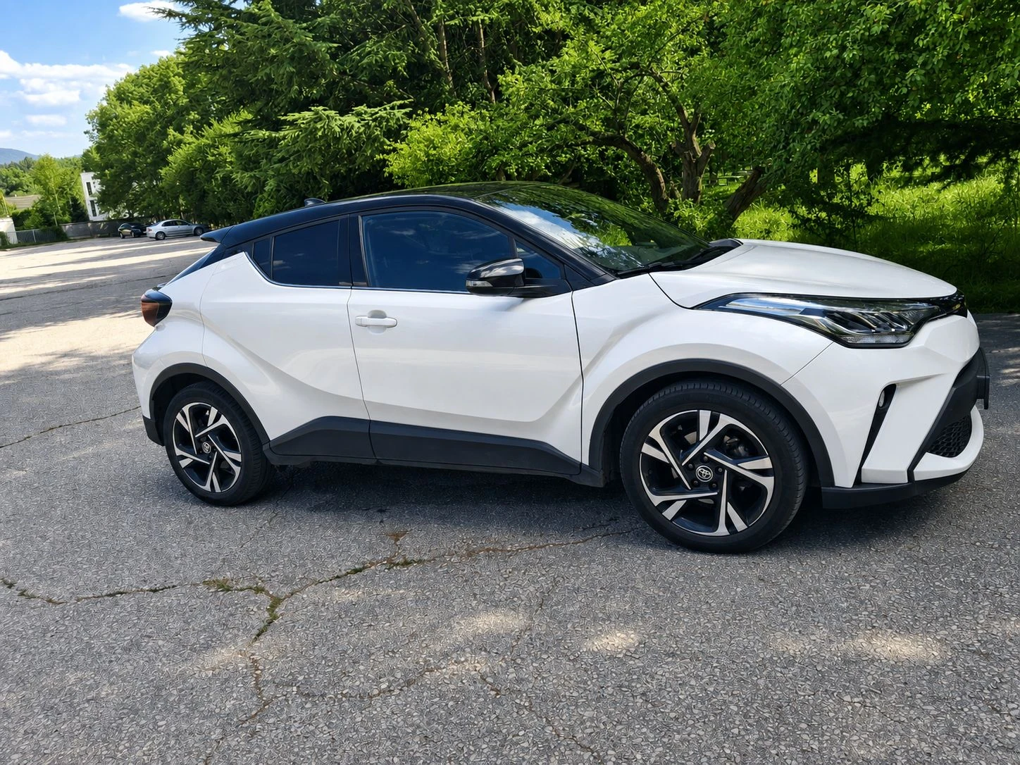 Toyota C-HR 2.0l HYBRID 2WD 184 к.с. e-CVT, хибрид