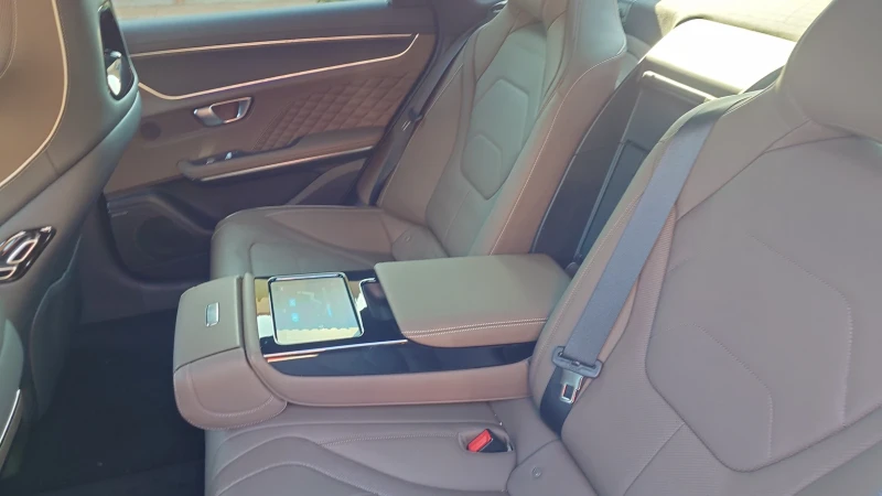 BYD HAN, снимка 14 - Автомобили и джипове - 53582758