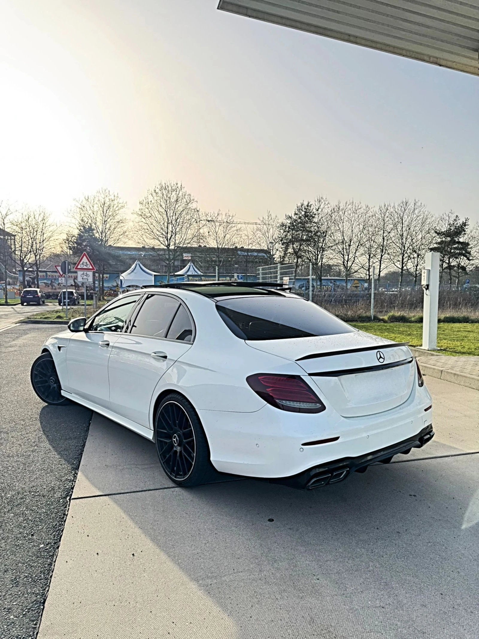 Mercedes-Benz E 350 Mercedes E350d* E63s AMG OPTIC* STARS* ОБДУХВАНЕ+ , снимка 17 - Автомобили и джипове - 53720910