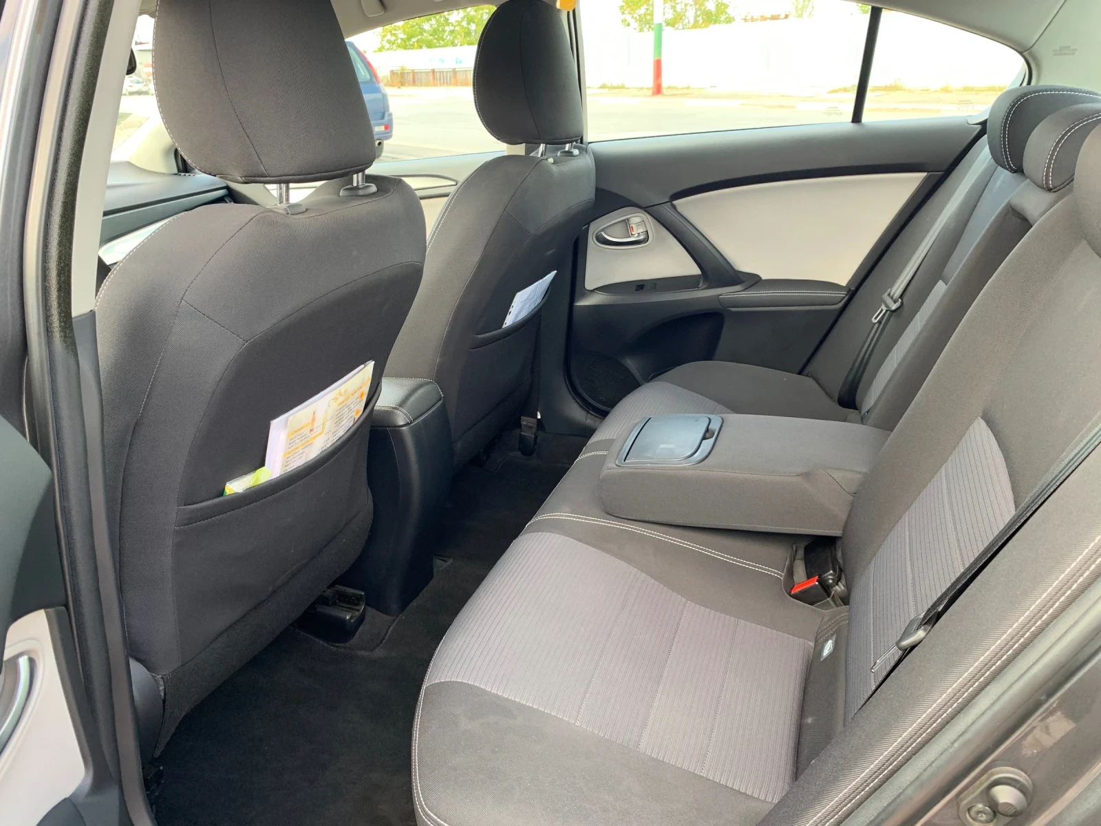 Toyota Avensis 1.8 Бензин / Реални 135 000км, снимка 13 - Автомобили и джипове - 54809402
