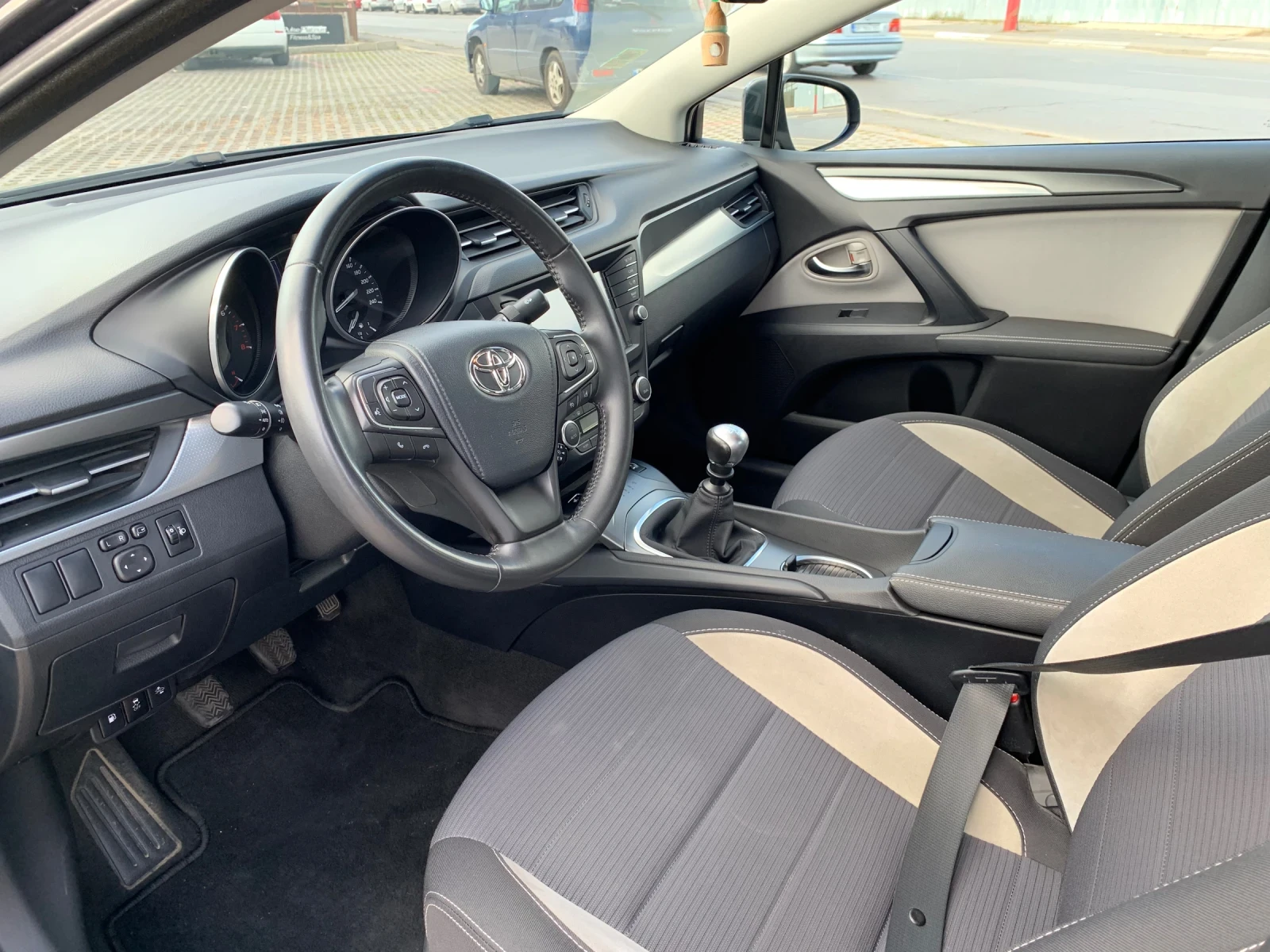 Toyota Avensis 1.8 Бензин / Реални 135 000км, снимка 6 - Автомобили и джипове - 54809402