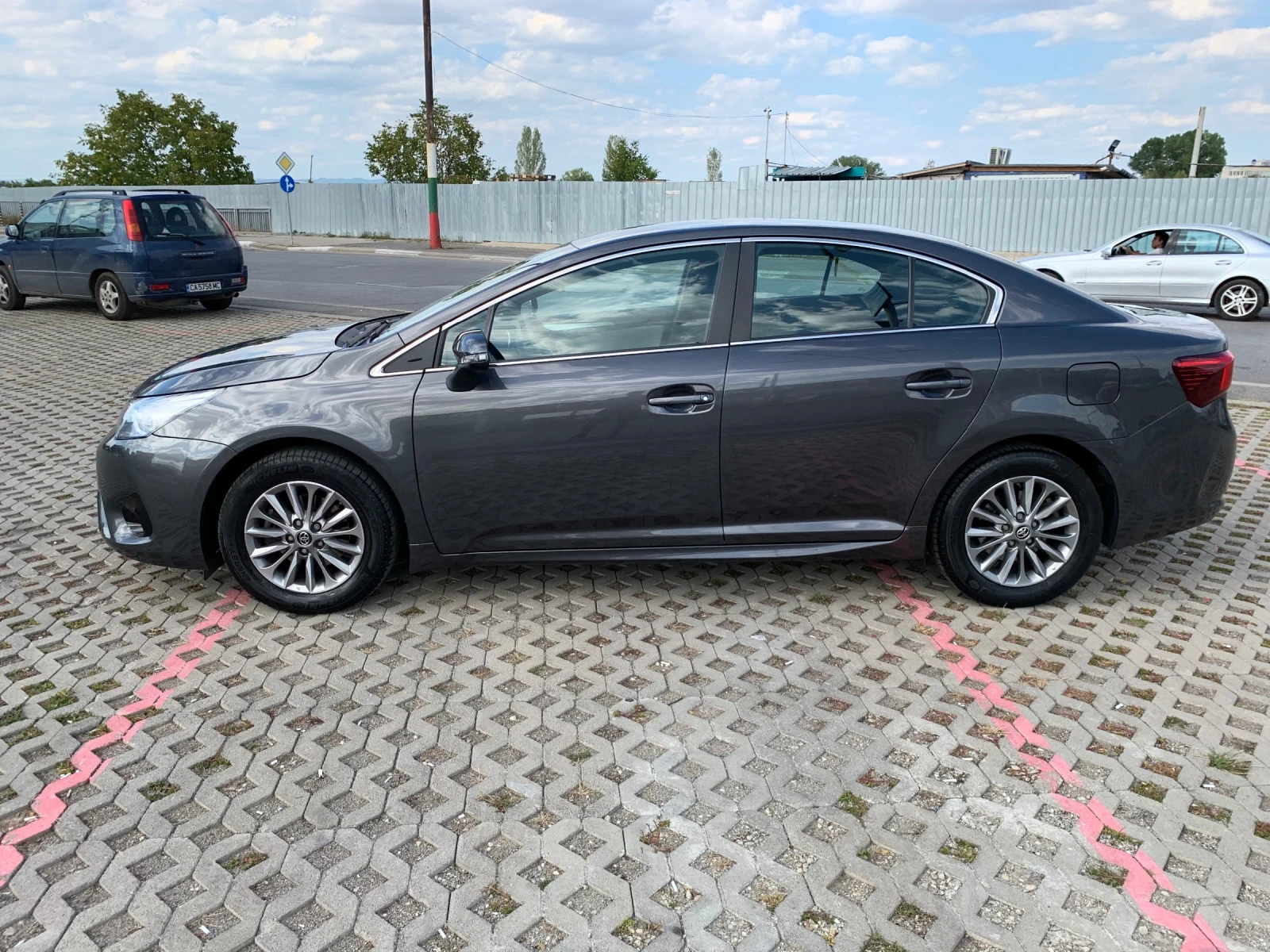 Toyota Avensis 1.8 Бензин / Реални 135 000км, снимка 2 - Автомобили и джипове - 54809402
