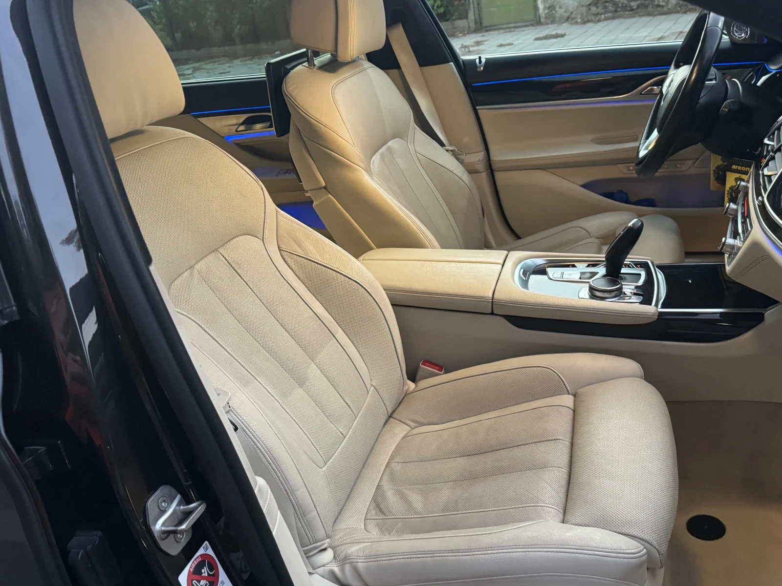 BMW 750 B&W/SKYLOUNGE/CARBON, снимка 12 - Автомобили и джипове - 56228420