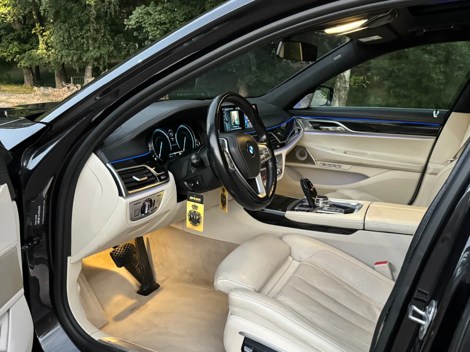 BMW 750 B&W/SKYLOUNGE/CARBON, снимка 8 - Автомобили и джипове - 56228420