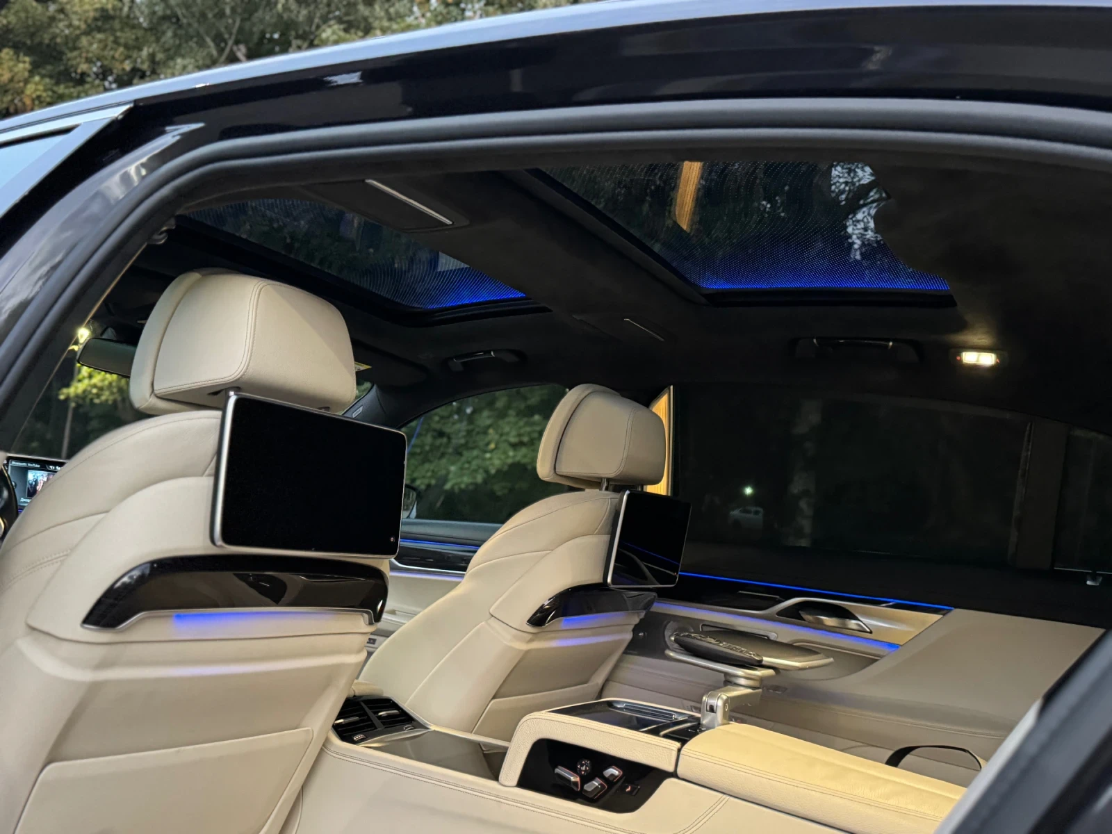 BMW 750 B&W/SKYLOUNGE/CARBON, снимка 14 - Автомобили и джипове - 56228420