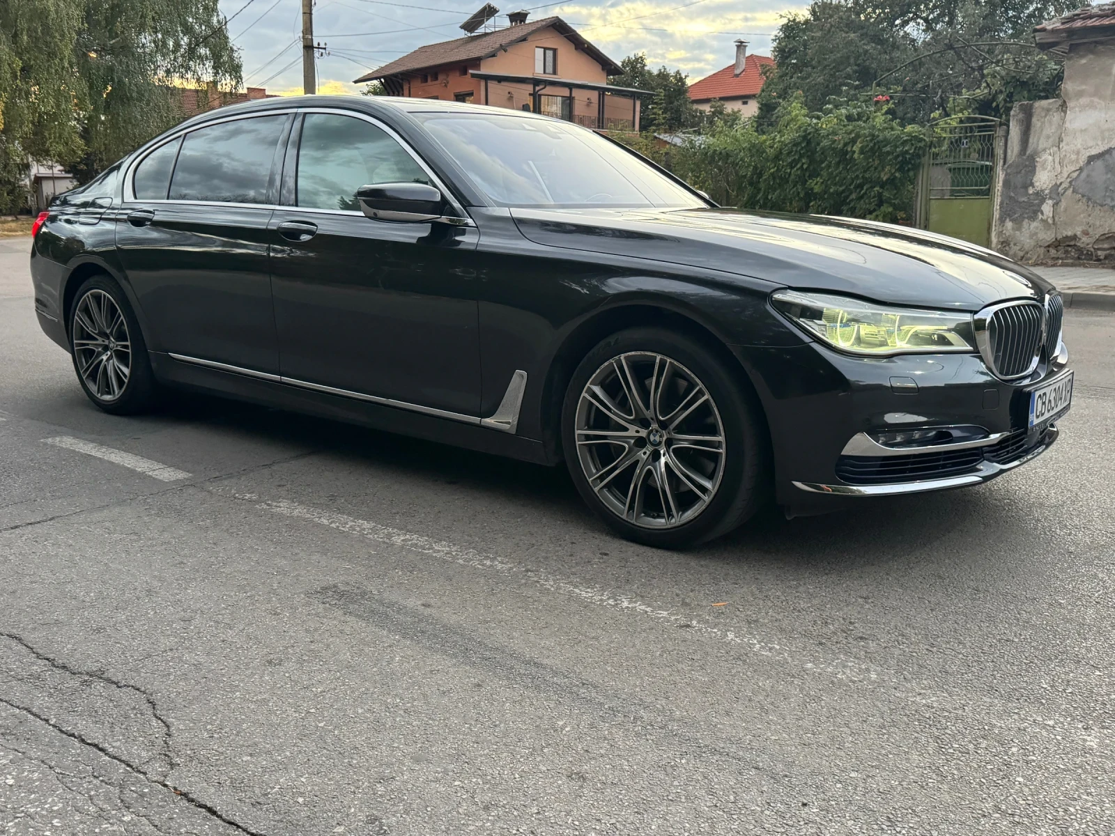 BMW 750 B&W/SKYLOUNGE/CARBON, снимка 2 - Автомобили и джипове - 56228420