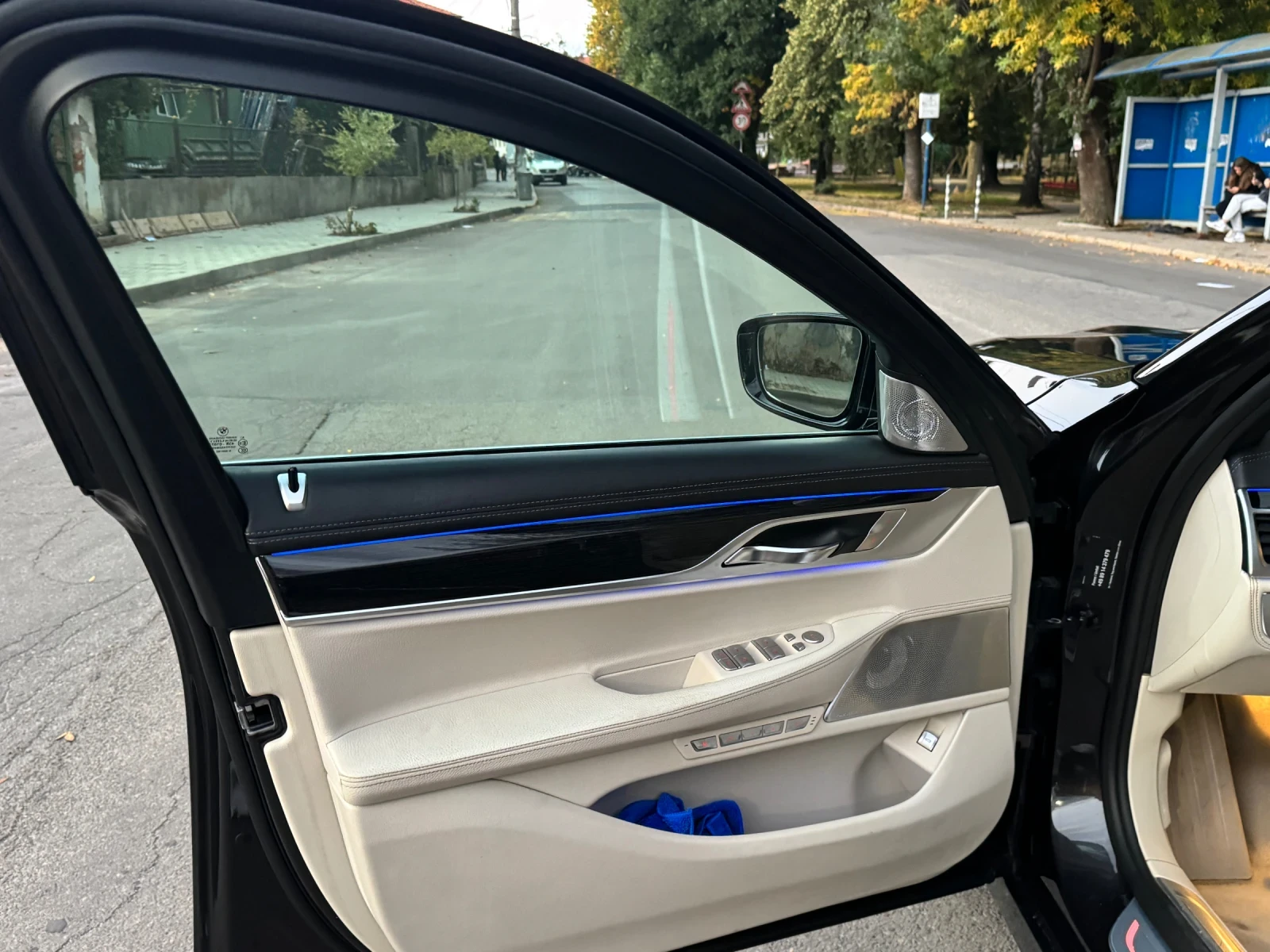 BMW 750 B&W/SKYLOUNGE/CARBON, снимка 7 - Автомобили и джипове - 56228420